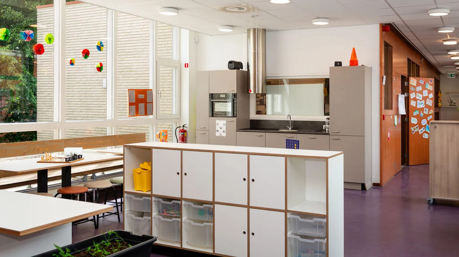 De groepsruimte met keuken van buitenschoolse opvang Troubadour, kinderopvang Kind&co Ludens