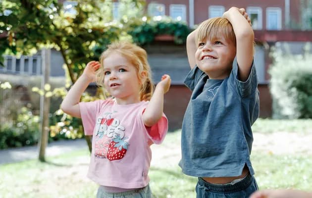 Kinderen spelen enthousiast buiten bij kinderopvang Kind&co ludens