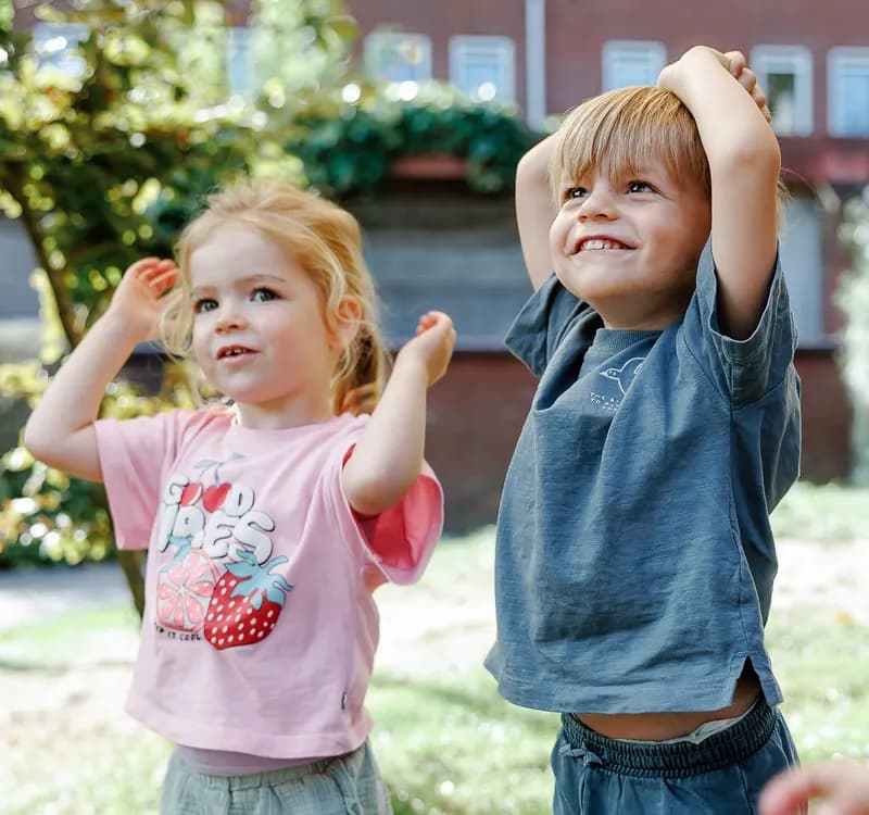 Kinderen spelen enthousiast buiten bij kinderopvang Kind&co ludens