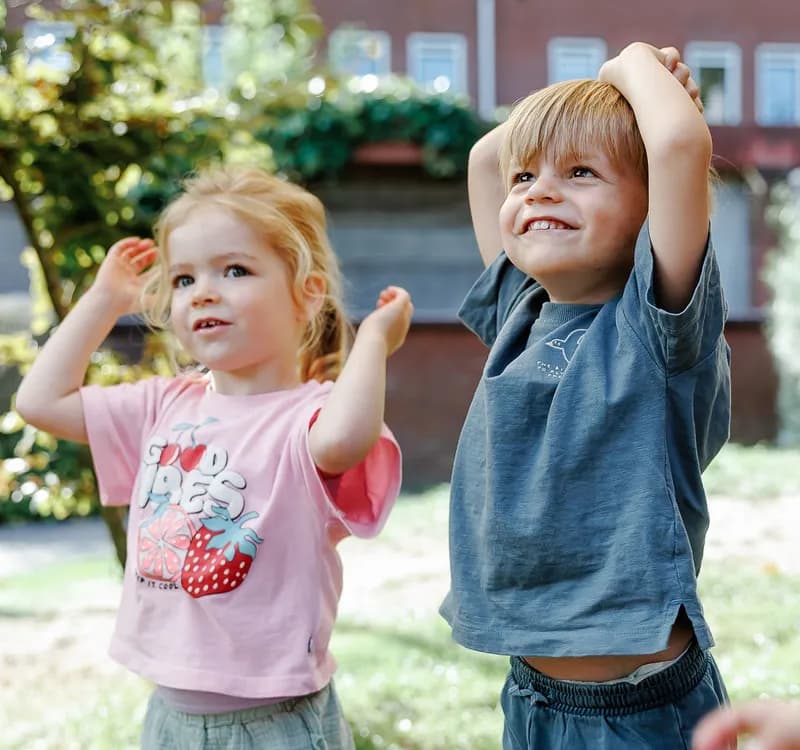 Kinderen spelen enthousiast buiten bij kinderopvang Kind&co ludens