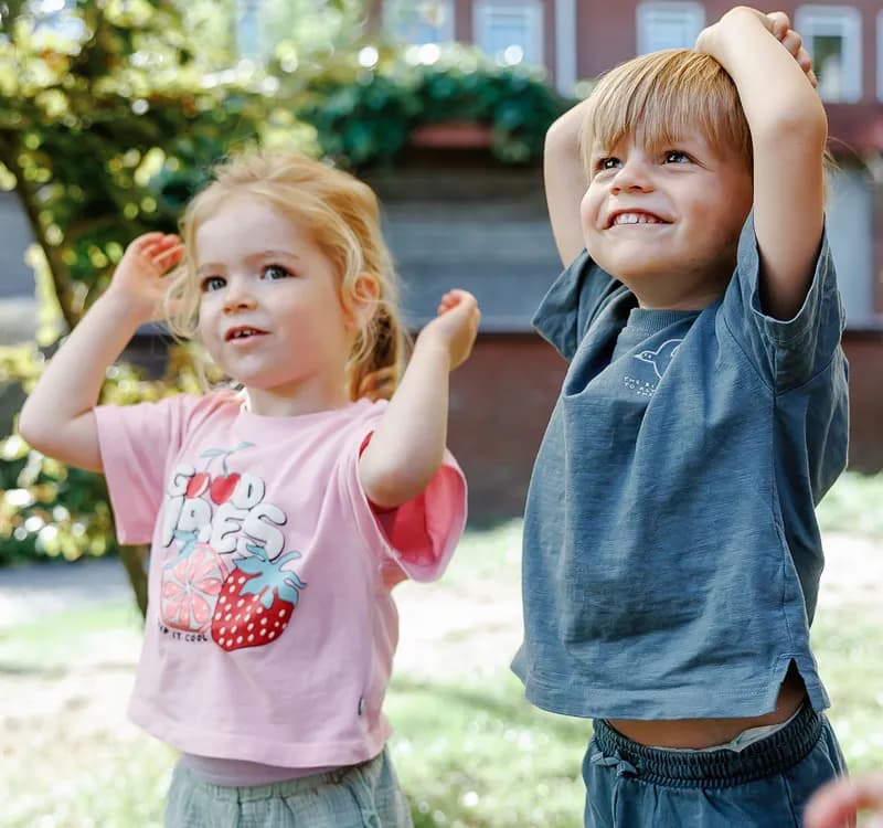 Kinderen spelen enthousiast buiten bij kinderopvang Kind&co ludens