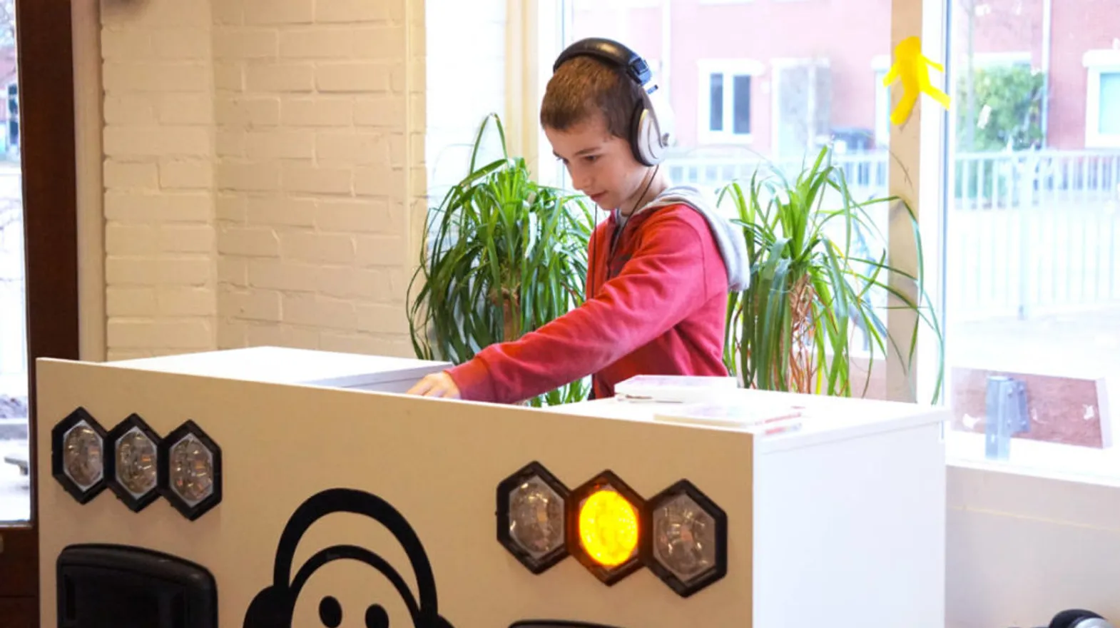 Kind maakt muziek aan de DJ draaitafel bij buitenschoolse opvang Strandlopers bij Kind&co Ludens