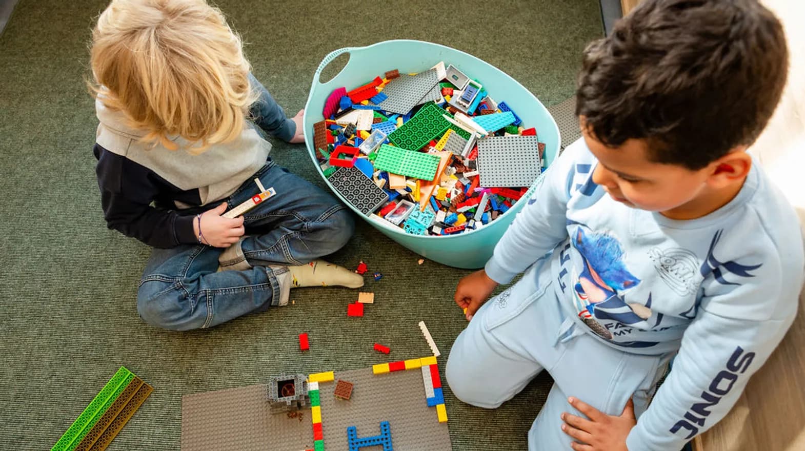 Kinderen spelen met lego in de bouwhoek bij buitenschoolse opvang De Panter, kinderopvang Kind&co ludens