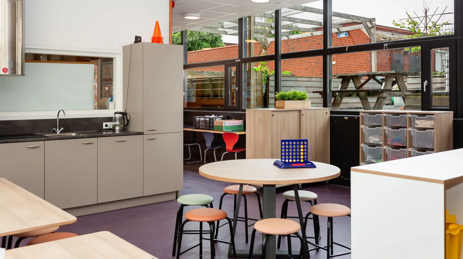 De keuken en groepsruimte van buitenschoolse opvang Troubadour, kinderopvang Kind&co Ludens