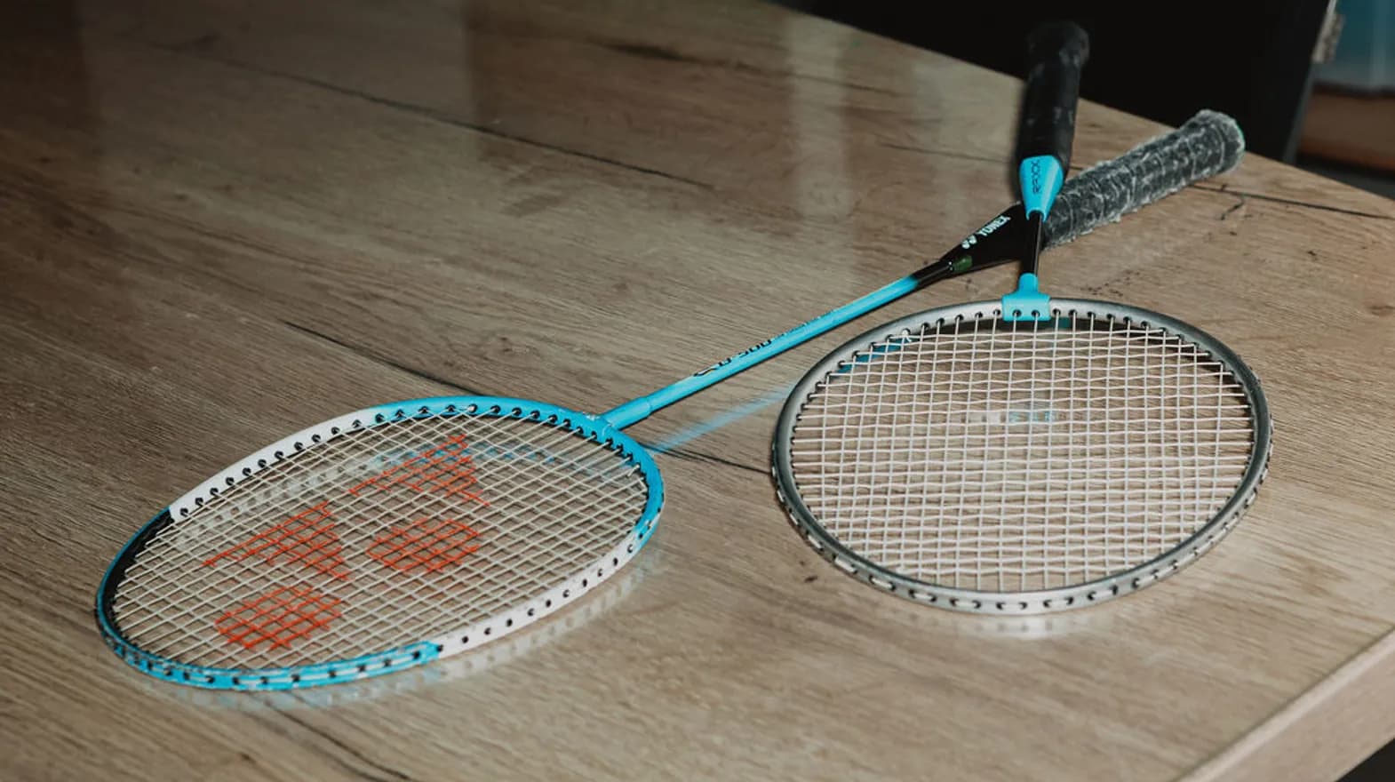 Tennisrackets op een tafel bij Sport BSO Bikkels van kinderopvang Kind&co Ludens