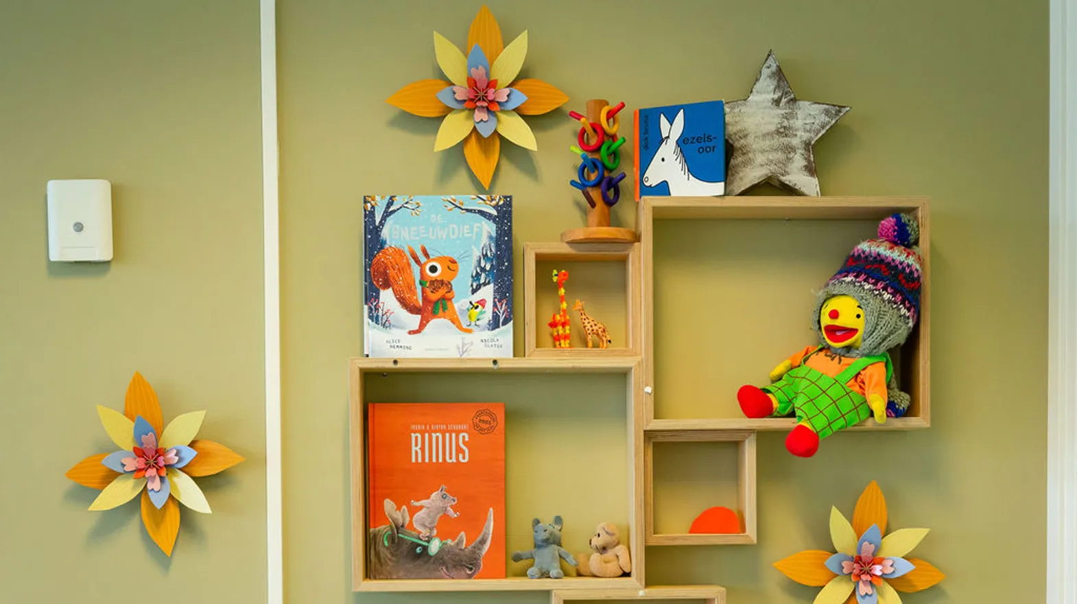 Boeken en handpop Puk bij peuteropvang Sneeuwmuis, kinderopvang Kind&co ludens