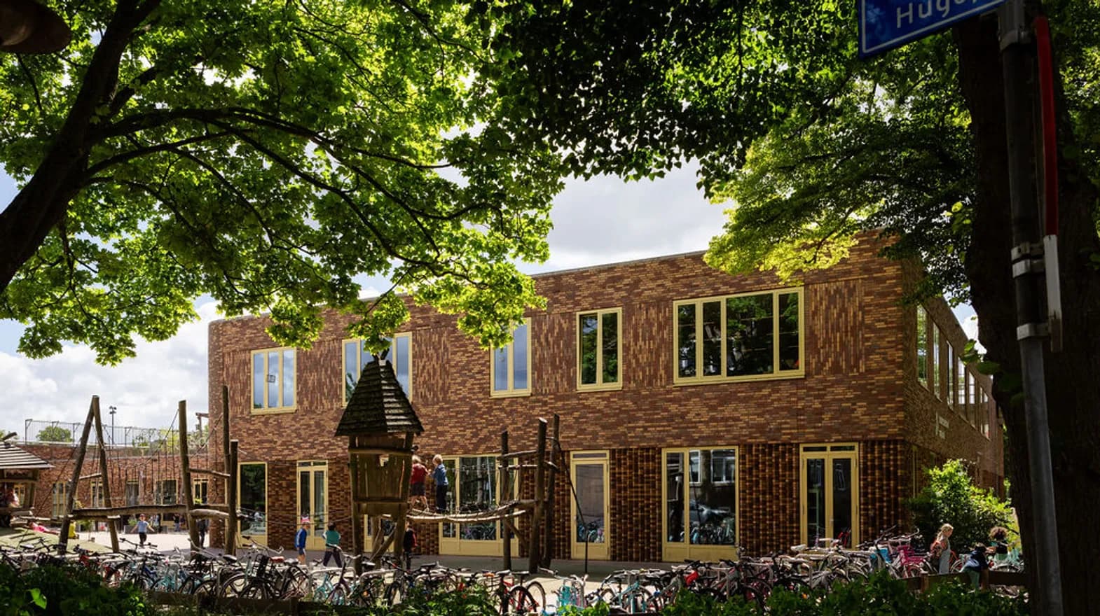 Het pand van buitenschoolse opvang Montessori Oog in Al, kinderopvang Kind&co Ludens