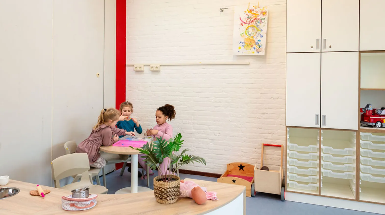 Kinderen spelen samen aan tafel bij buitenschoolse opvang De Panter, kinderopvang Kind&co ludens