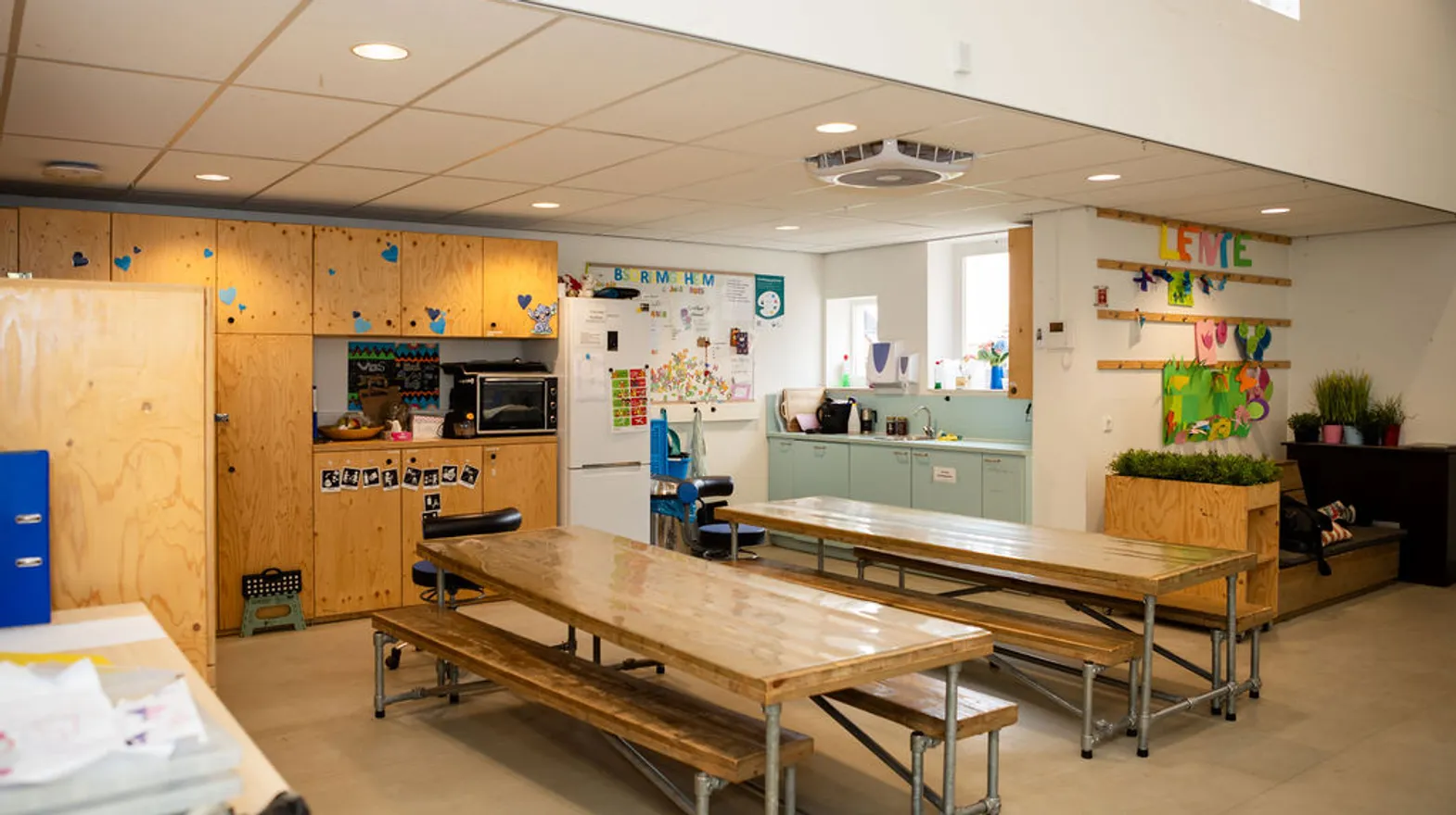 Verschillende speelhoeken in de groepsruimte van buitenschoolse opvang Rijmgeheim, kinderopvang Kind&co Ludens