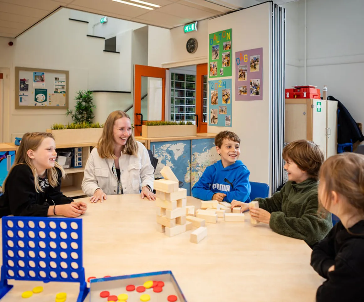 Kinderen spelen Jenga bij buitenschoolse opvang Dwars, kinderopvang Kind&co ludens