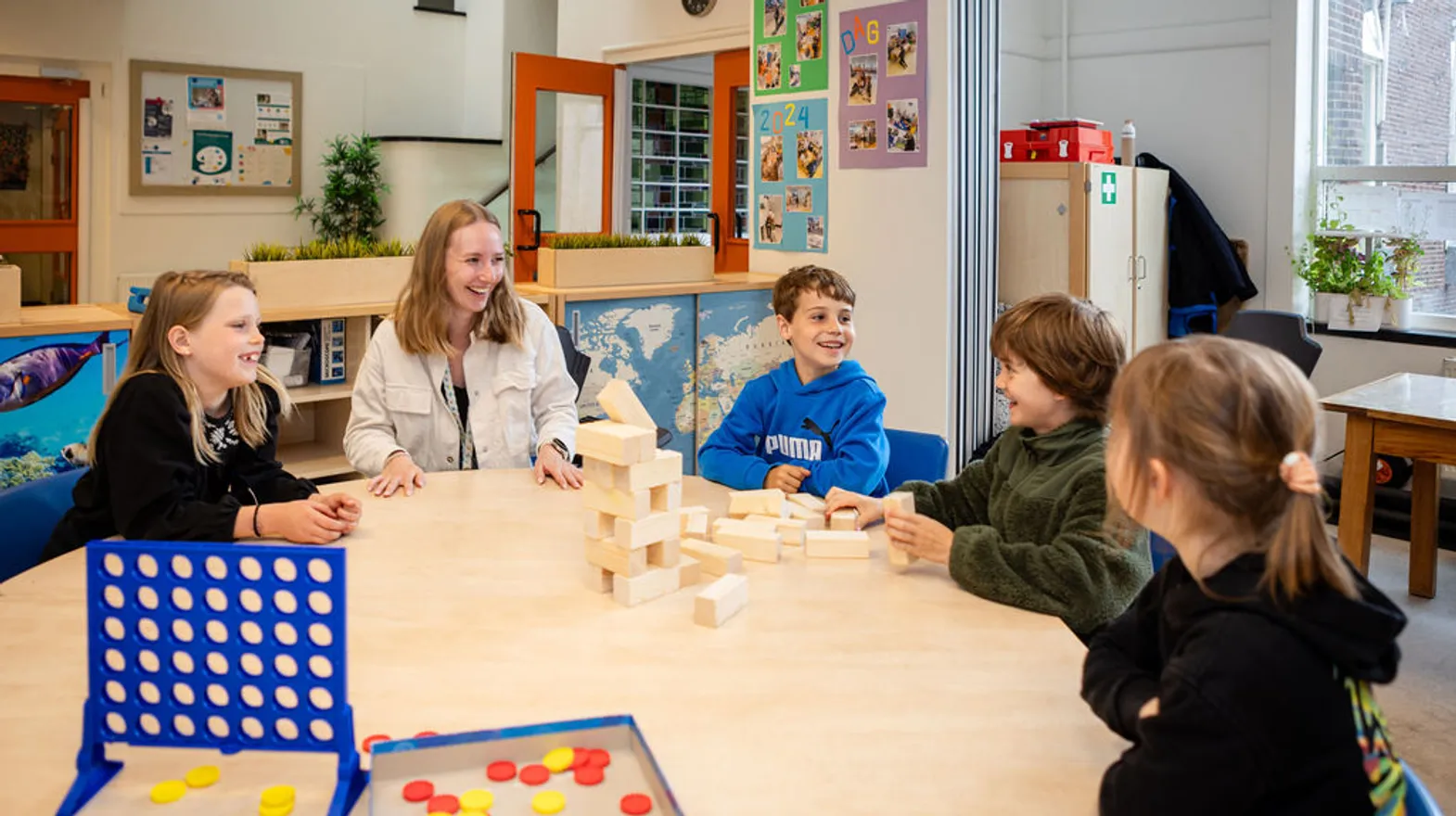 Kinderen spelen Jenga bij buitenschoolse opvang Dwars, kinderopvang Kind&co ludens