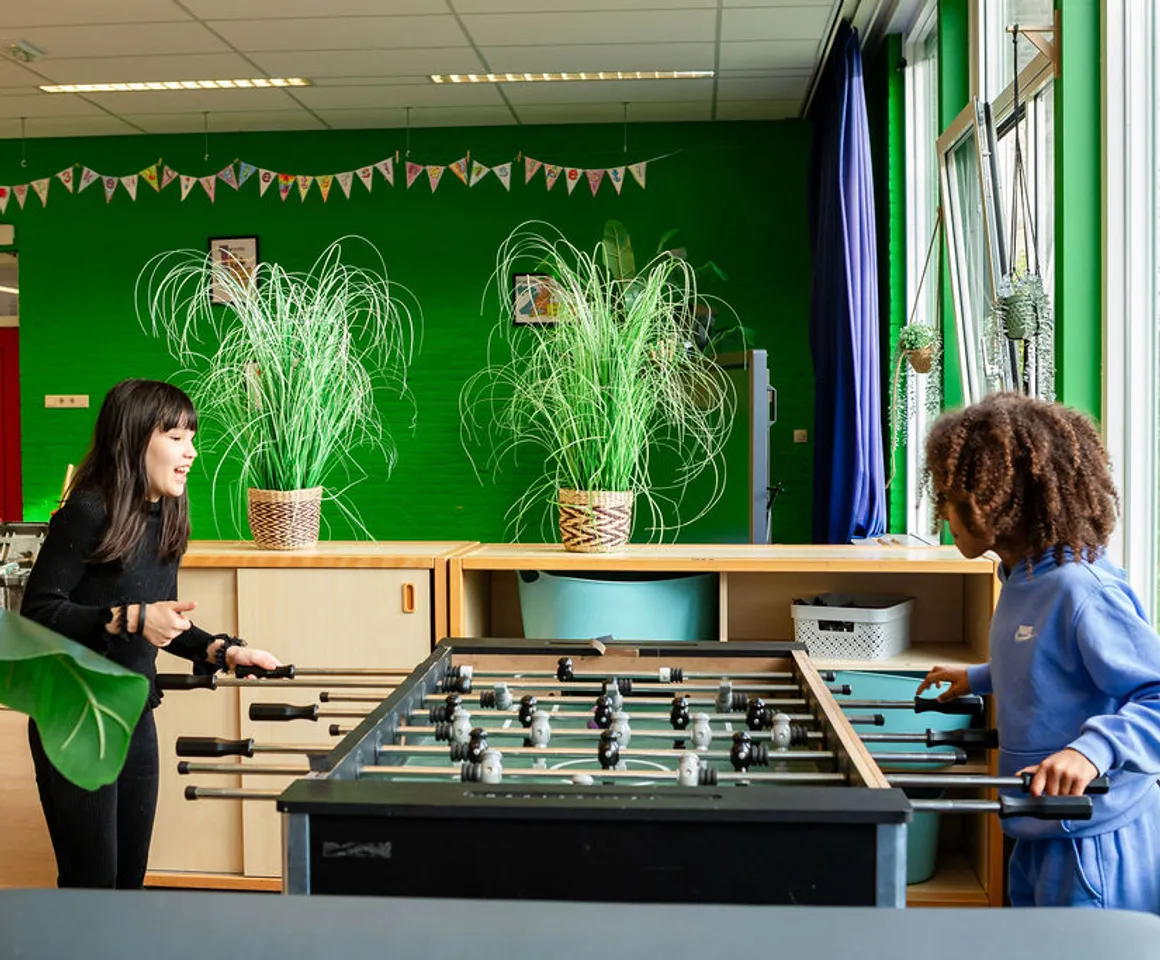 Kinderen spelen tafelvoetbal bij buitenschoolse opvang De Panter, kinderopvang Kind&co ludens