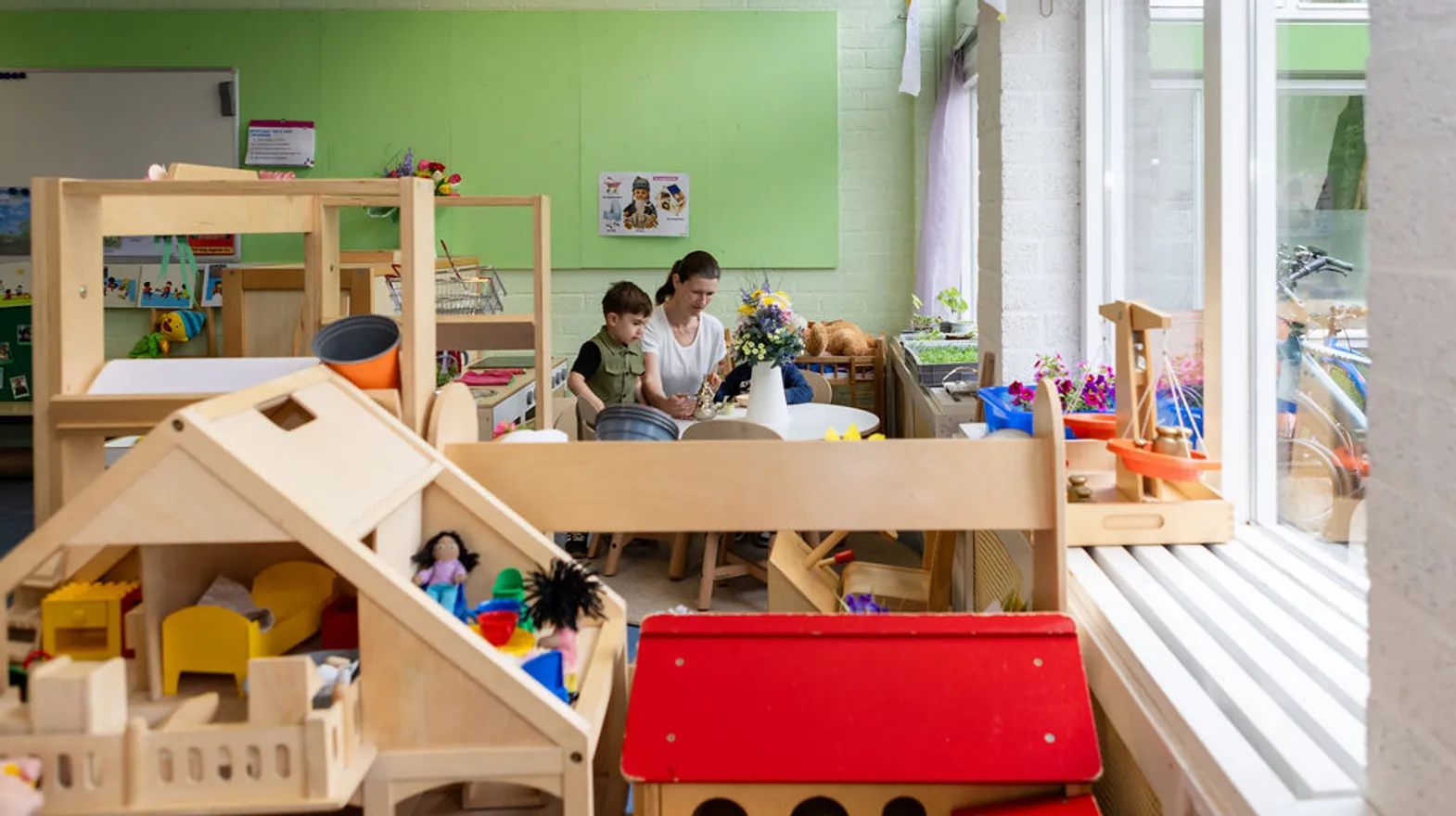 Kinderen spelen in verschillende hoeken bij peuteropvang de Blokkendoos, kinderopvang Kind&co Ludens