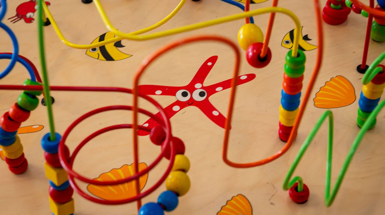 Een kralenspel bij peuteropvang Sneeuwmuis, kinderopvang Kind&co ludens
