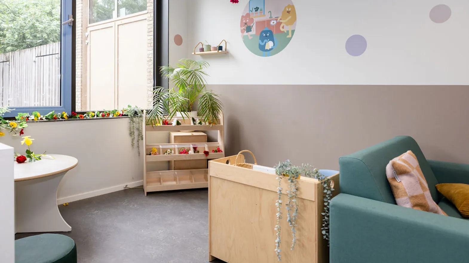 De groepsruimte met lees en winkelhoek van peuteropvang Teun bij kinderopvang Kind&co Ludens