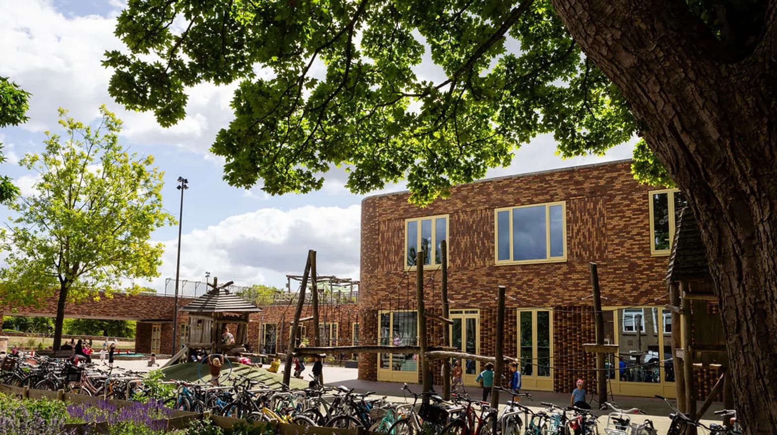 Het pand en de tuin van buitenschoolse opvang Montessori Oog in Al, kinderopvang Kind&co Ludens