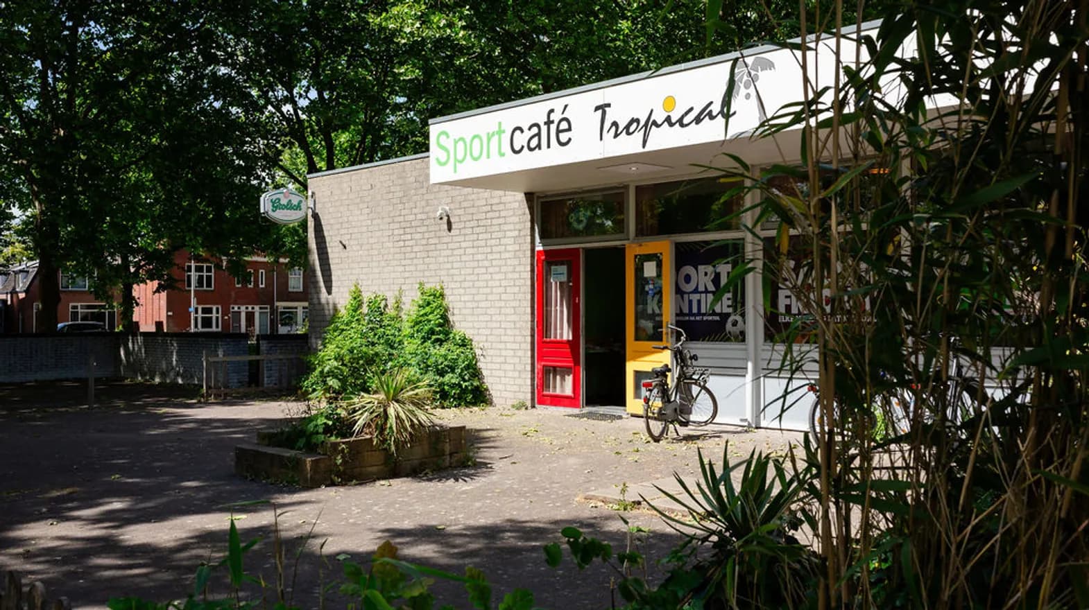 De ingang van het pand van buitenschoolse opvang Hangmat, kinderopvang Kind&co Ludens