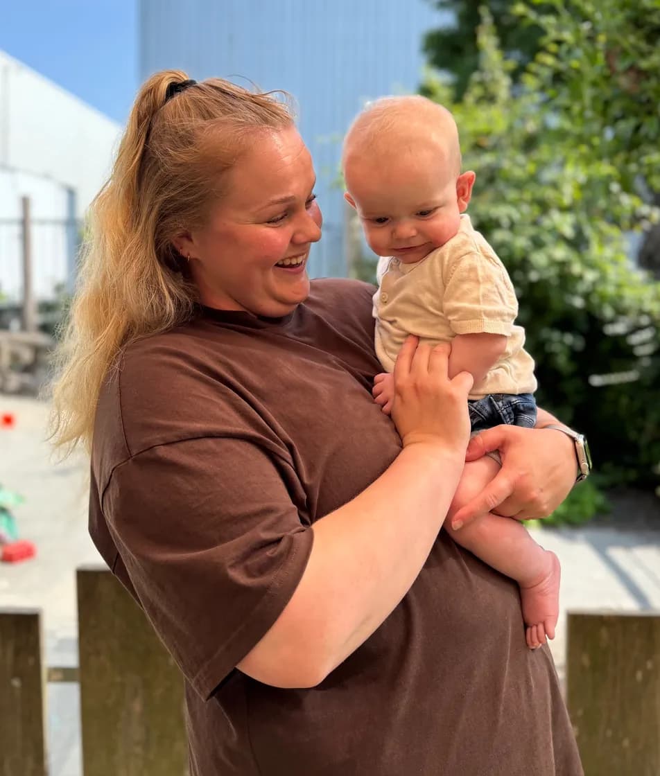 Baby op de groep met pedagogisch professional