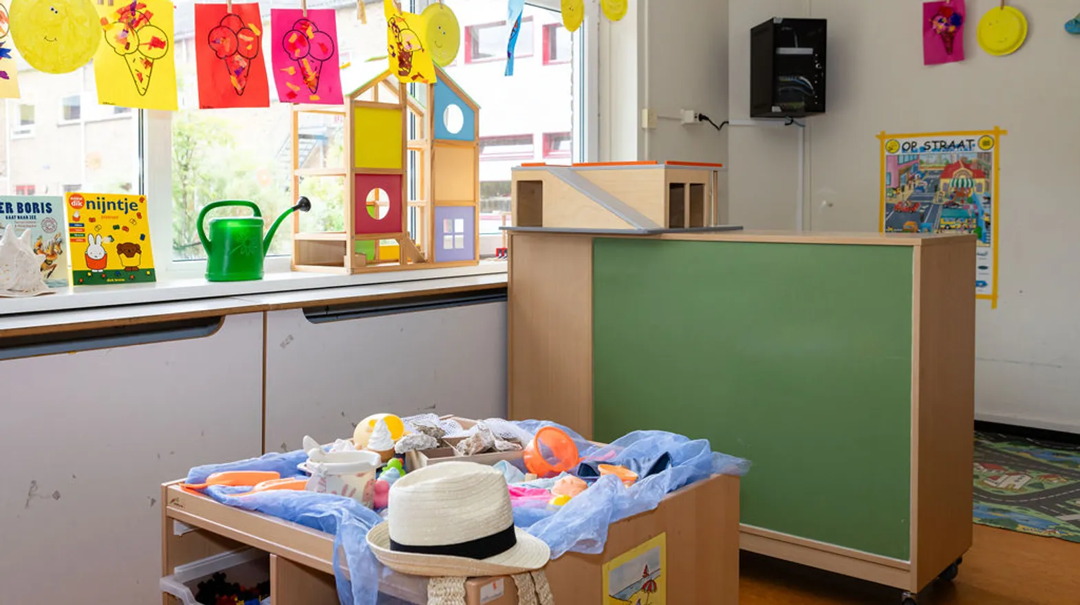 De groepsruimte met thematafel van peuteropvang Puk, kinderopvang Kind&co Ludens