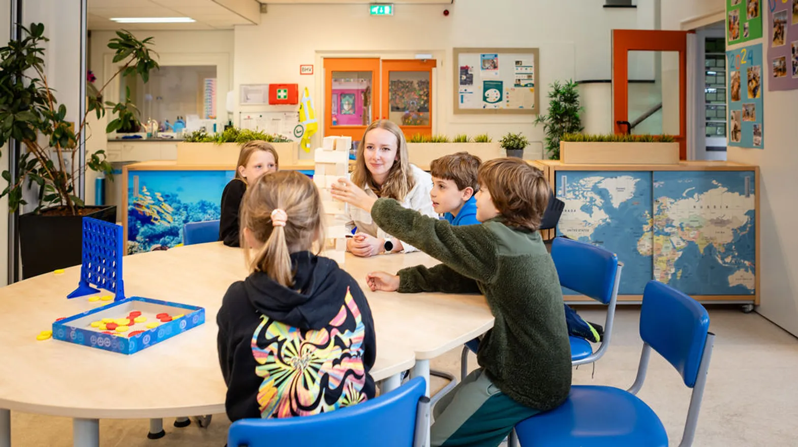 Kinderen spelen Jenga bij buitenschoolse opvang Dwars, kinderopvang Kind&co ludens