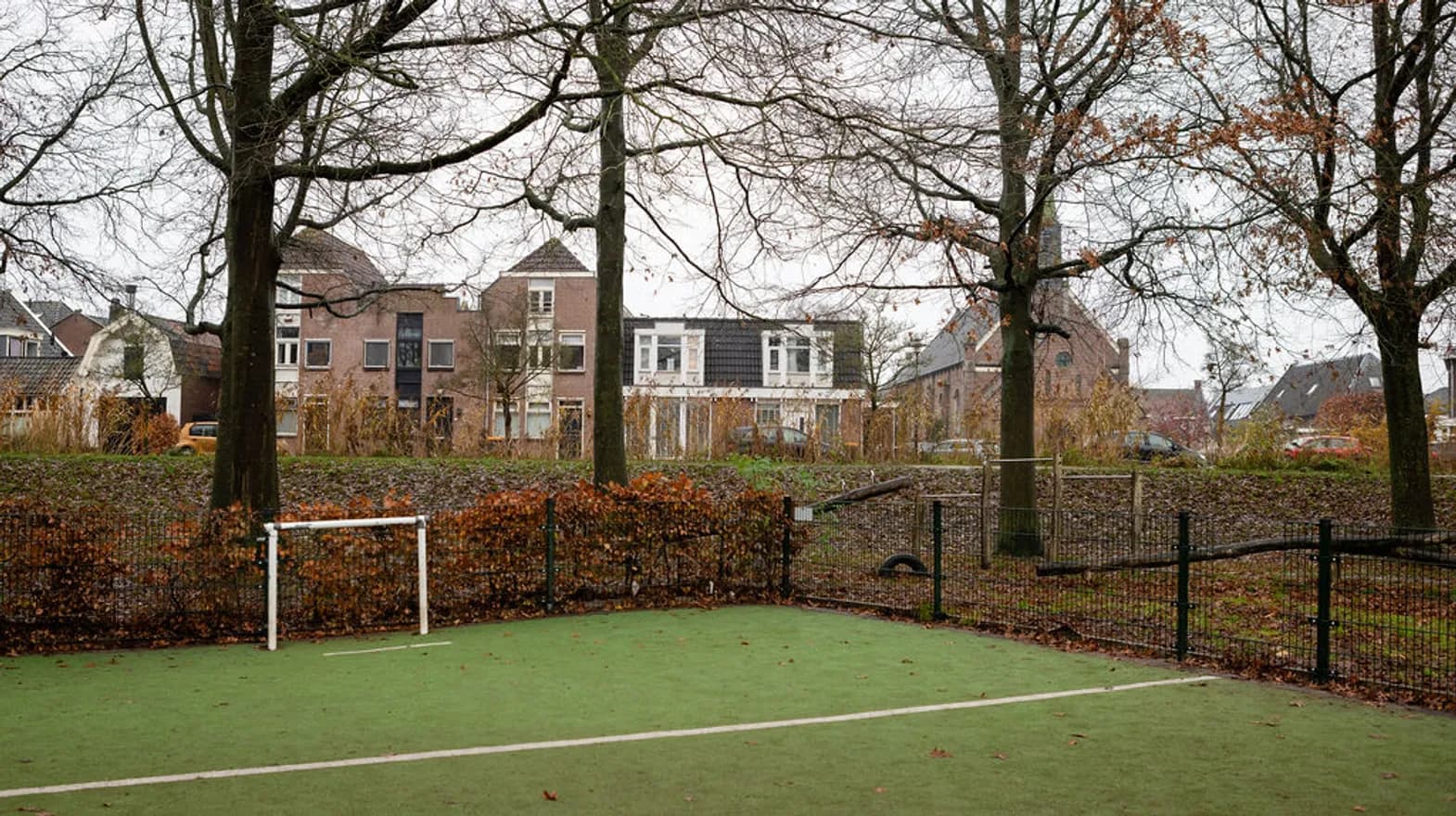 De buitenruimte van buitenschoolse opvang Ondersteboven, Kind&co ludens