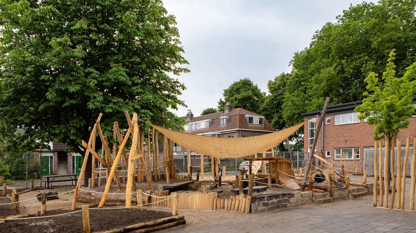 Het klimtoestel in de tuin van buitenschoolse opvang Rijmgeheim, kinderopvang Kind&co Ludens