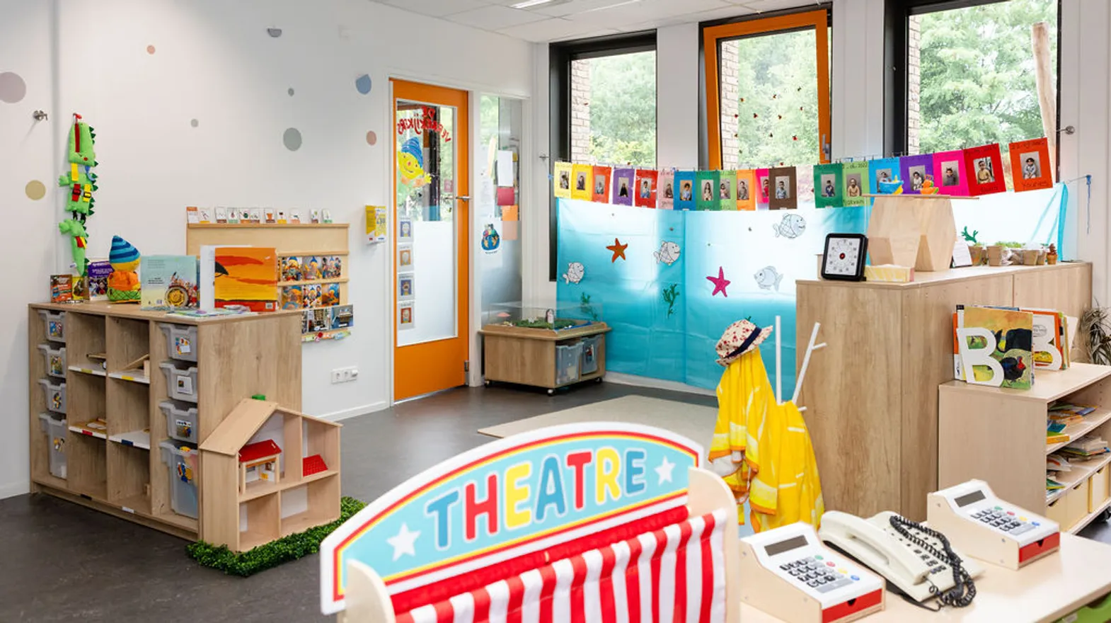 De groepsruimte met verschillende speelhoeken van peuteropvang Teun bij kinderopvang Kind&co Ludens