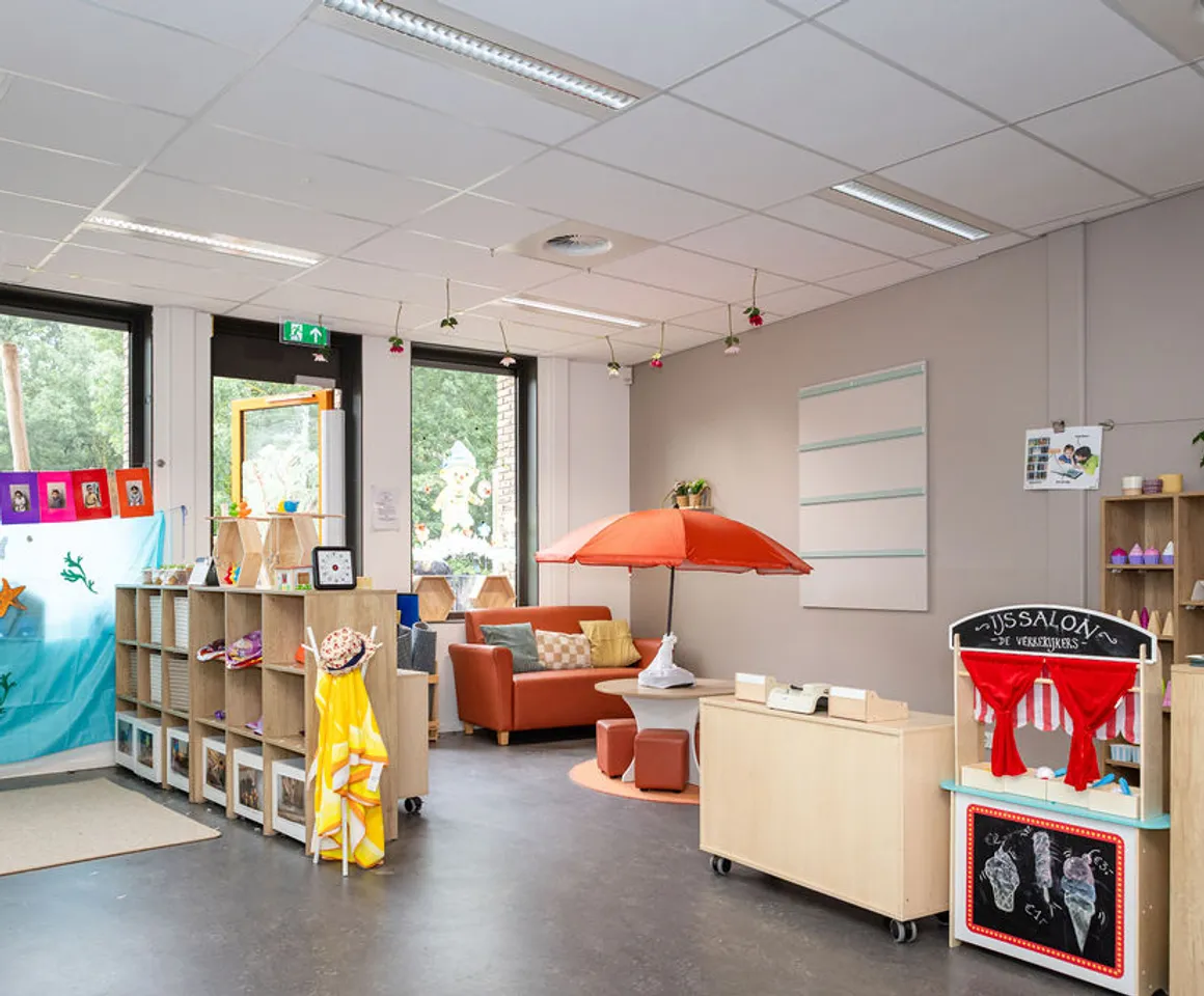 De groepsruimte met verschillende speelhoeken bij peuteropvang Teun bij kinderopvang Kind&co Ludens