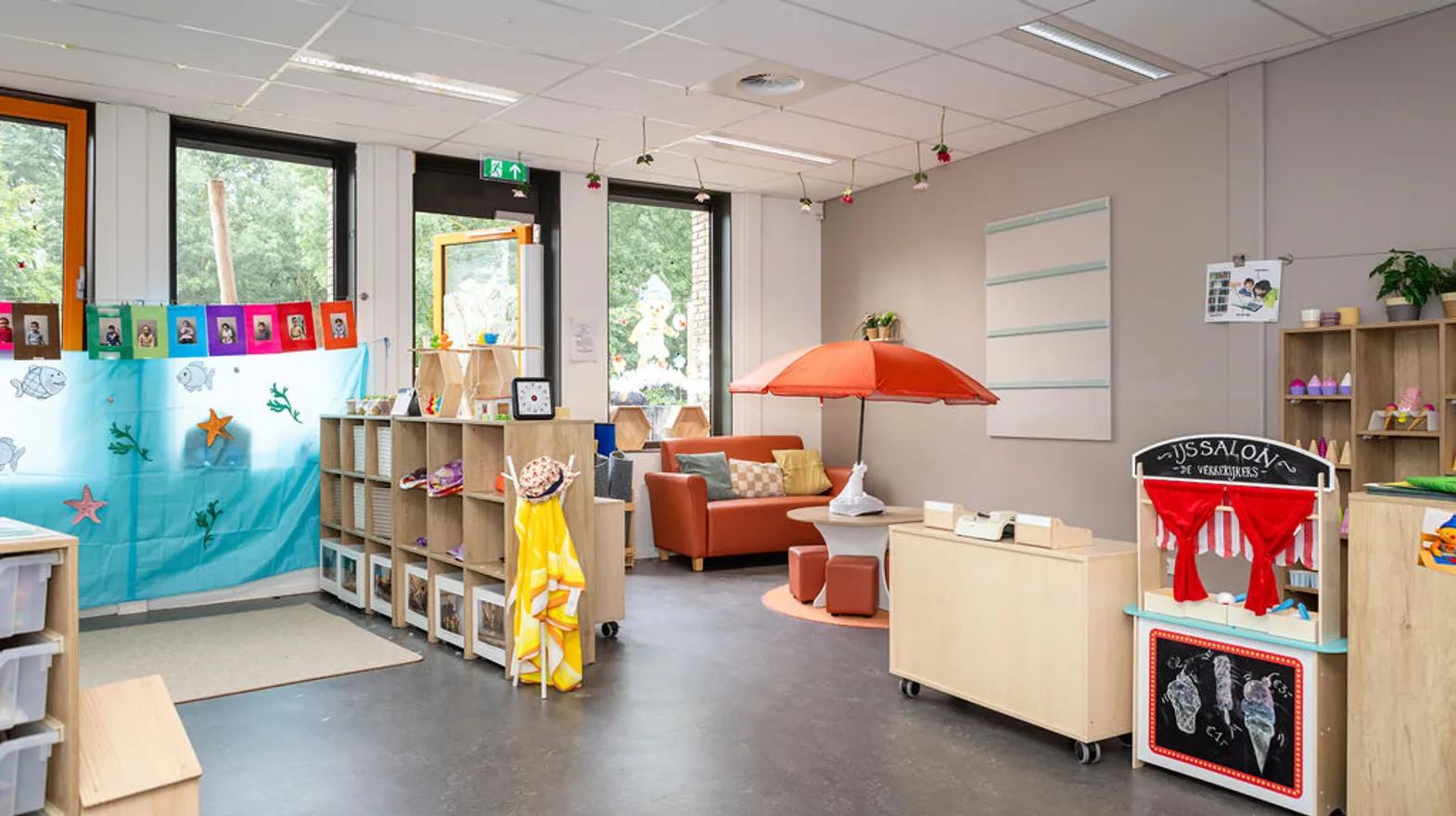 De groepsruimte met verschillende speelhoeken bij peuteropvang Teun bij kinderopvang Kind&co Ludens