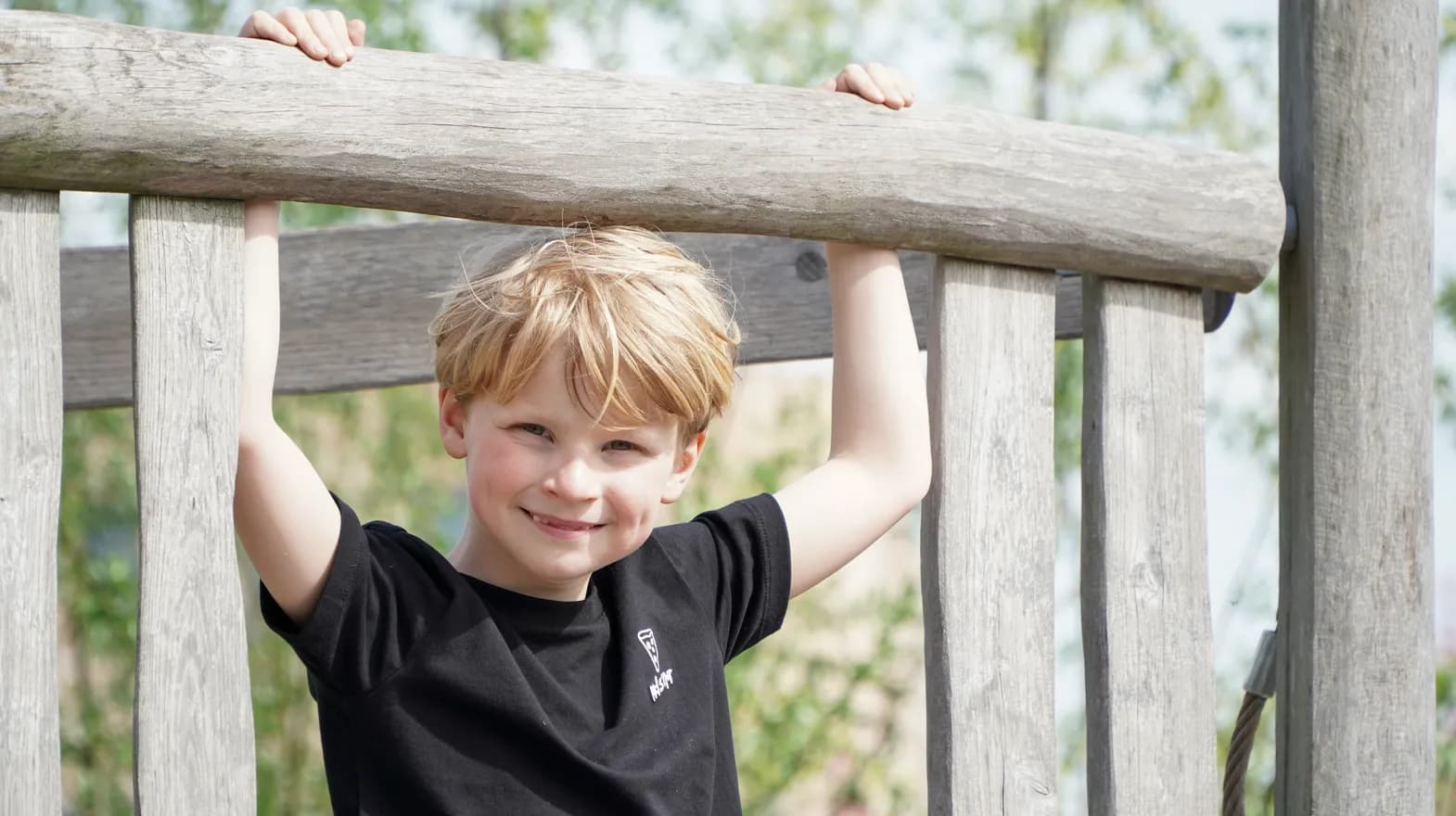Kind speelt buiten op speeltoestel bij gastouder van kinderopvang Kind&co ludens