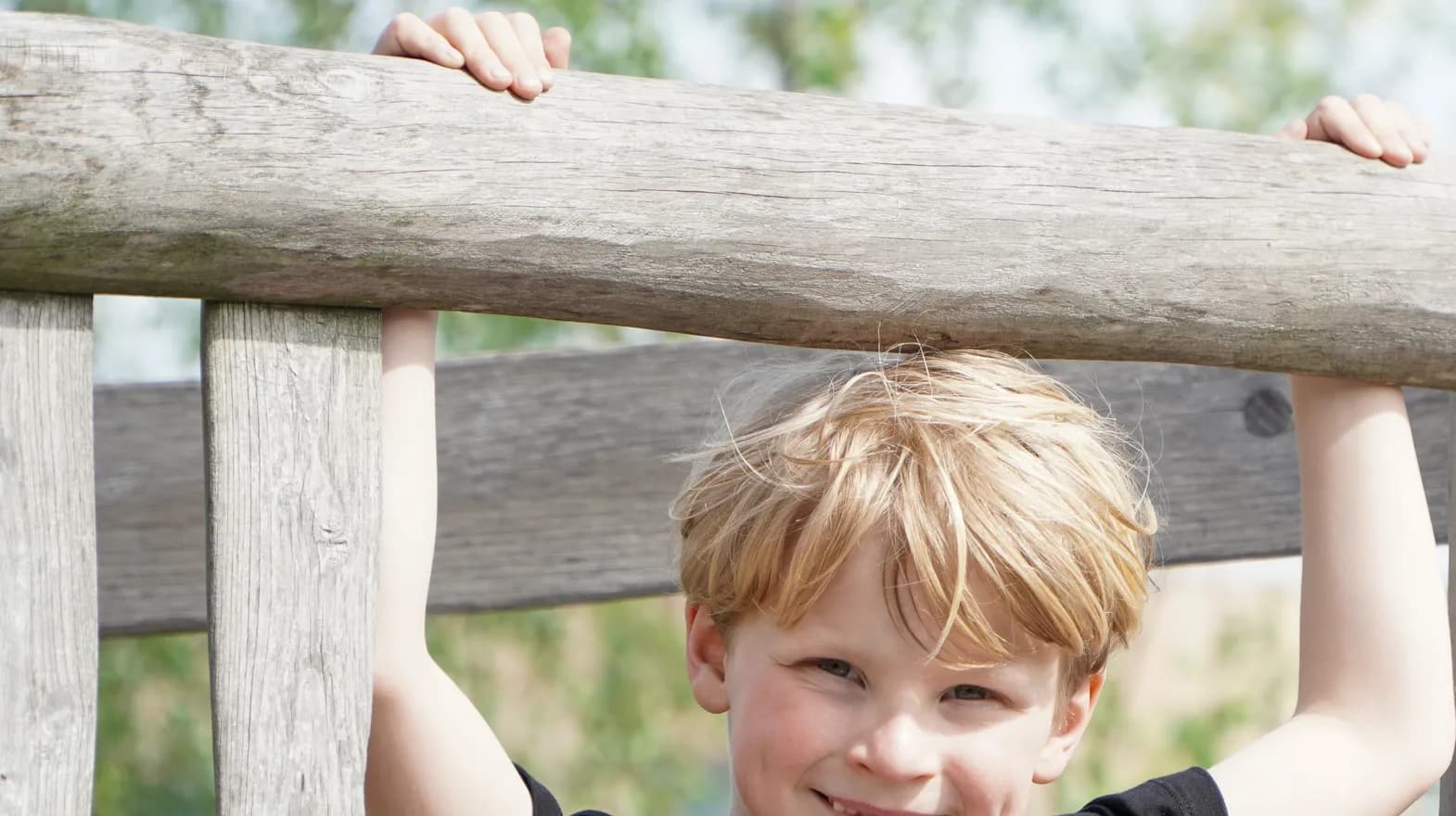Kind speelt buiten op speeltoestel bij gastouder van kinderopvang Kind&co ludens