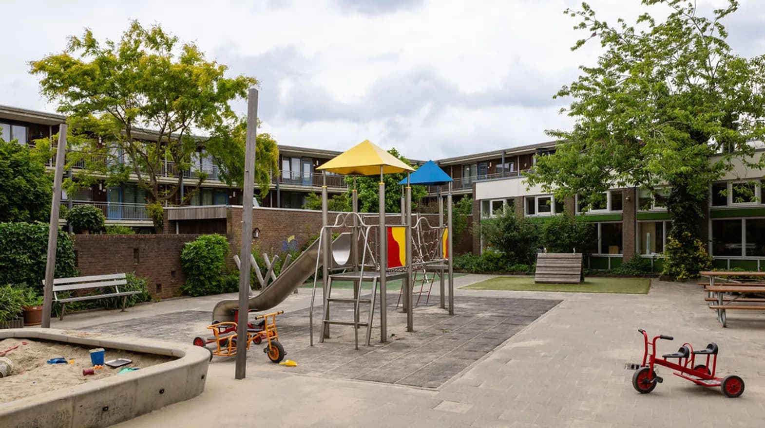 De buitenruimte van peuteropvang de Blokkendoos, kinderopvang Kind&co Ludens