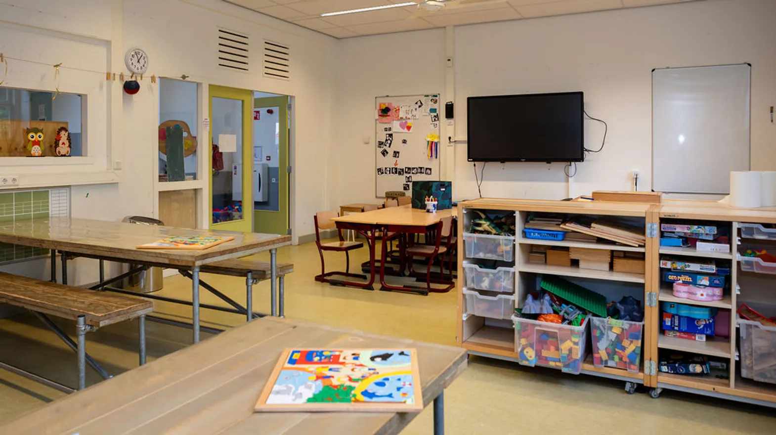 Verschillende speelhoeken in de groepsruimte van buitenschoolse opvang Rijmgeheim, kinderopvang Kind&co Ludens