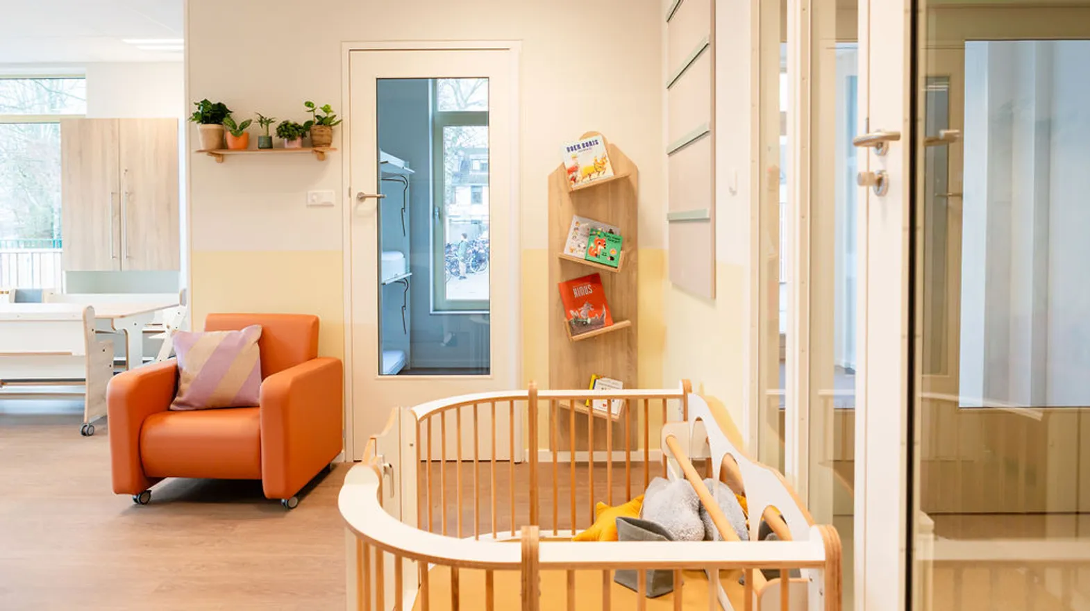 De groepsruimte met speelhoek voor baby's bij kinderdagverblijf de Triangel, kinderopvang Kind&co Ludens