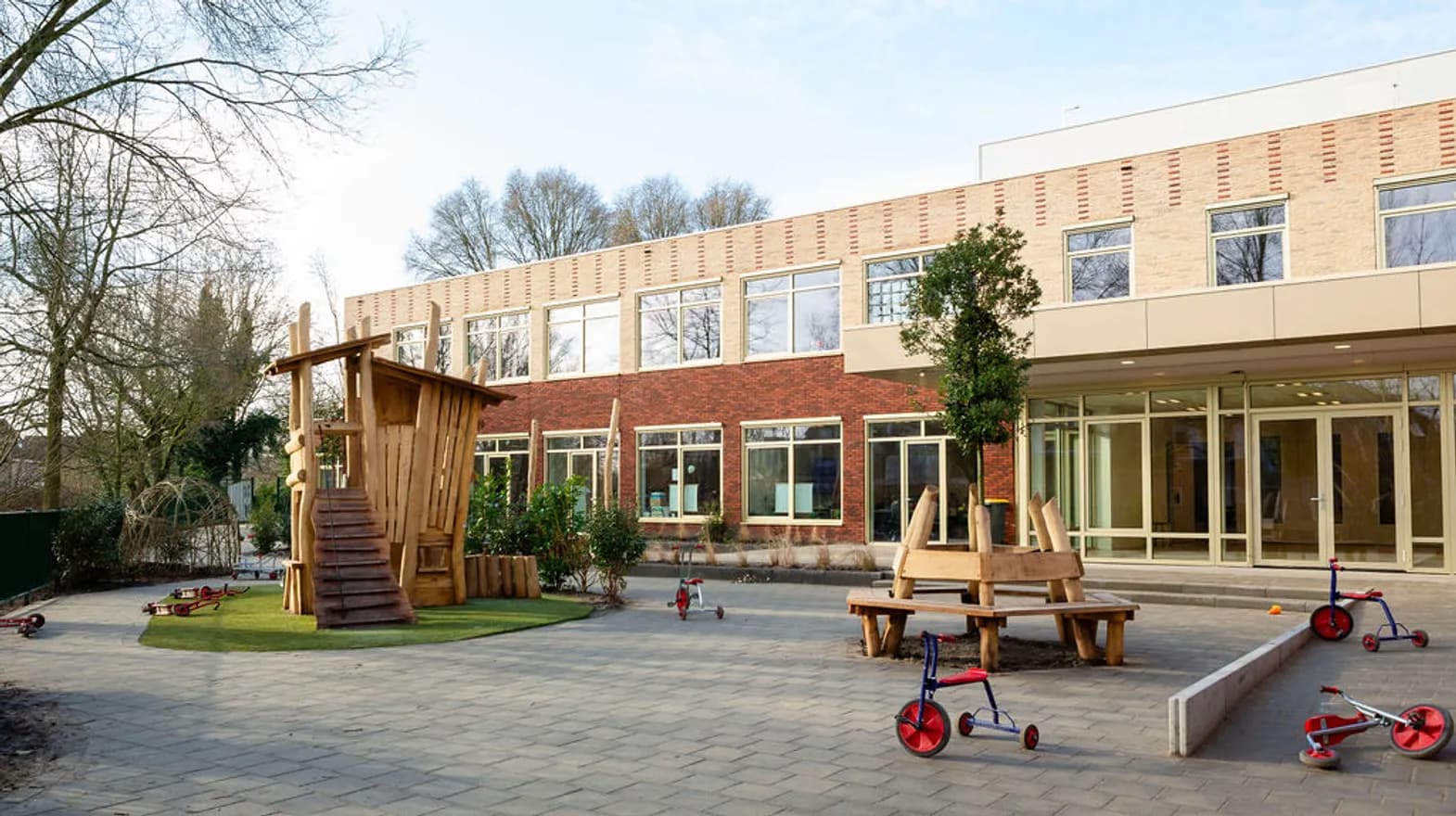 De buitenruimte met diverse speelhoeken bij kinderdagverblijf de Triangel, kinderopvang Kind&co Ludens