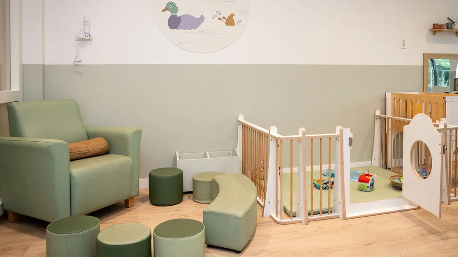 De groepsruimte met verschillende speelhoeken bij kinderdagverblijf Mus en Mees, kinderopvang Kind&co Ludens