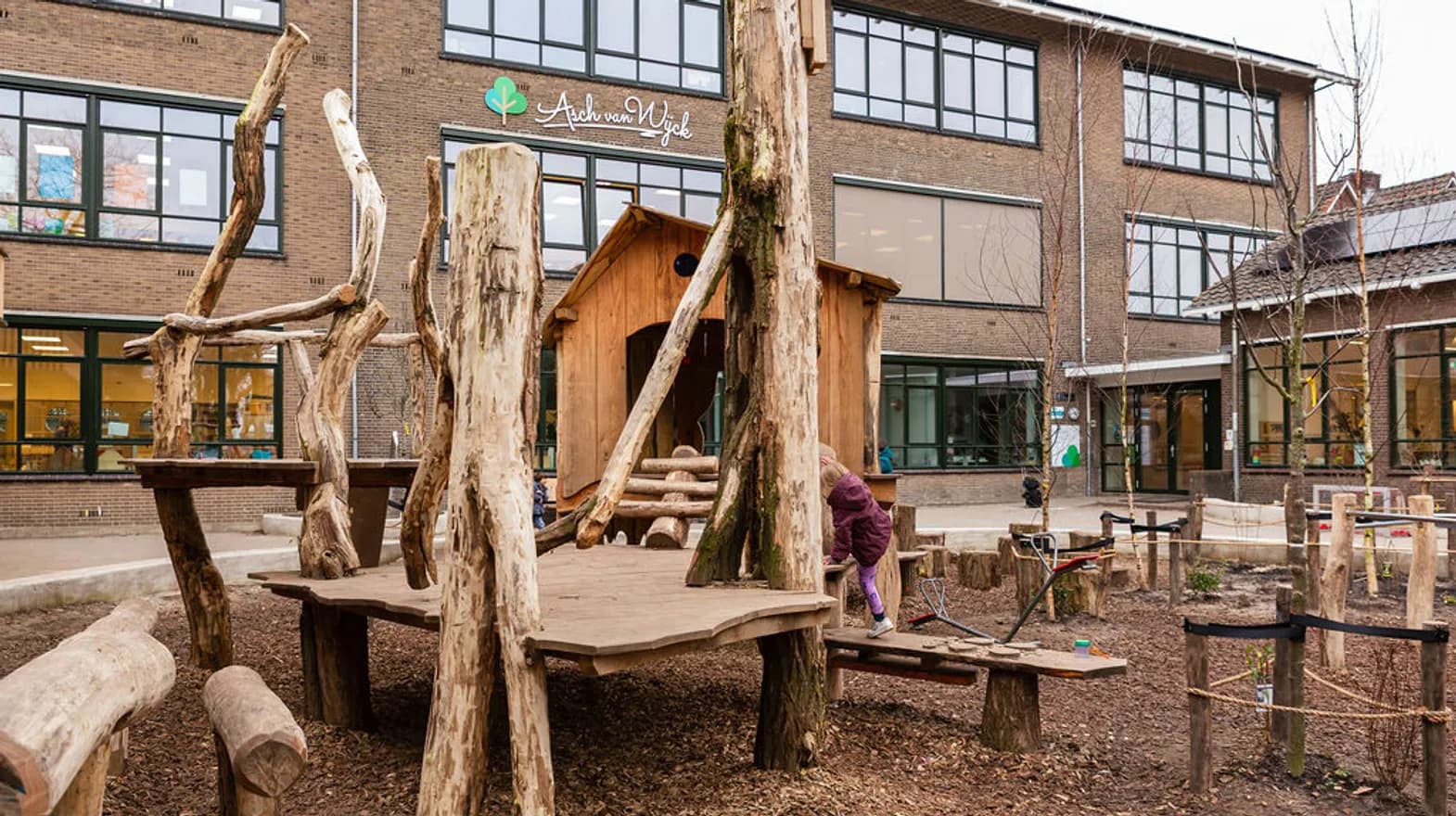 Het buitenspeeltoestel bij BSO Kikkersloot van Kind&co ludens