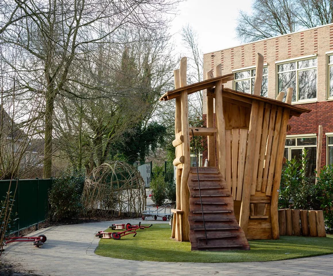 De ontdek tuin met houten speeltoestel bij kinderdagverblijf de Triangel, kinderopvang Kind&co Ludens