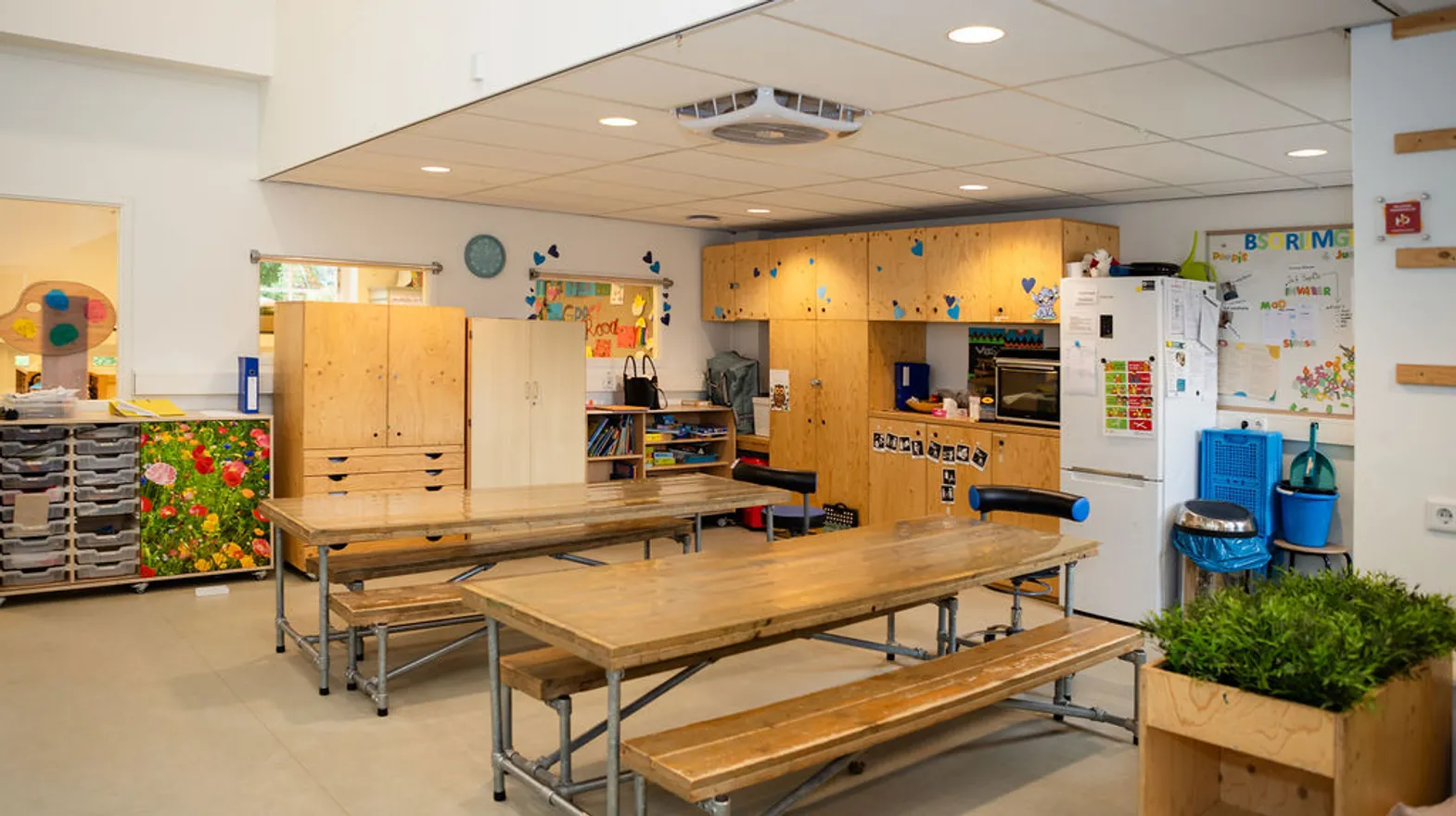 Verschillende speelhoeken in de groepsruimte van buitenschoolse opvang Rijmgeheim, kinderopvang Kind&co Ludens
