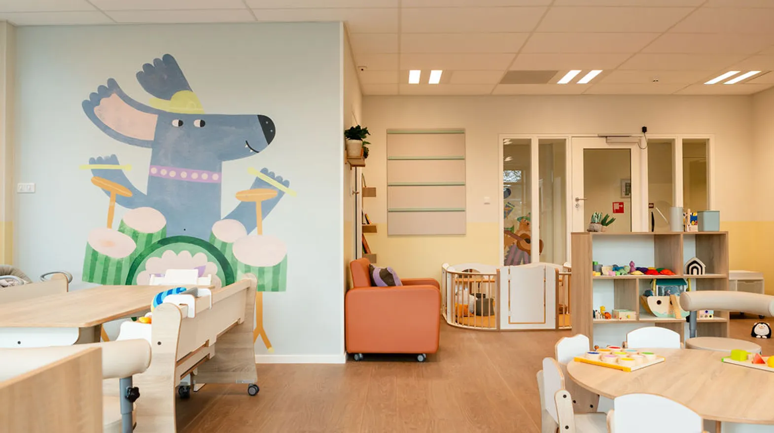 De groepsruimte met diverse speelhoeken bij kinderdagverblijf de Triangel, kinderopvang Kind&co Ludens