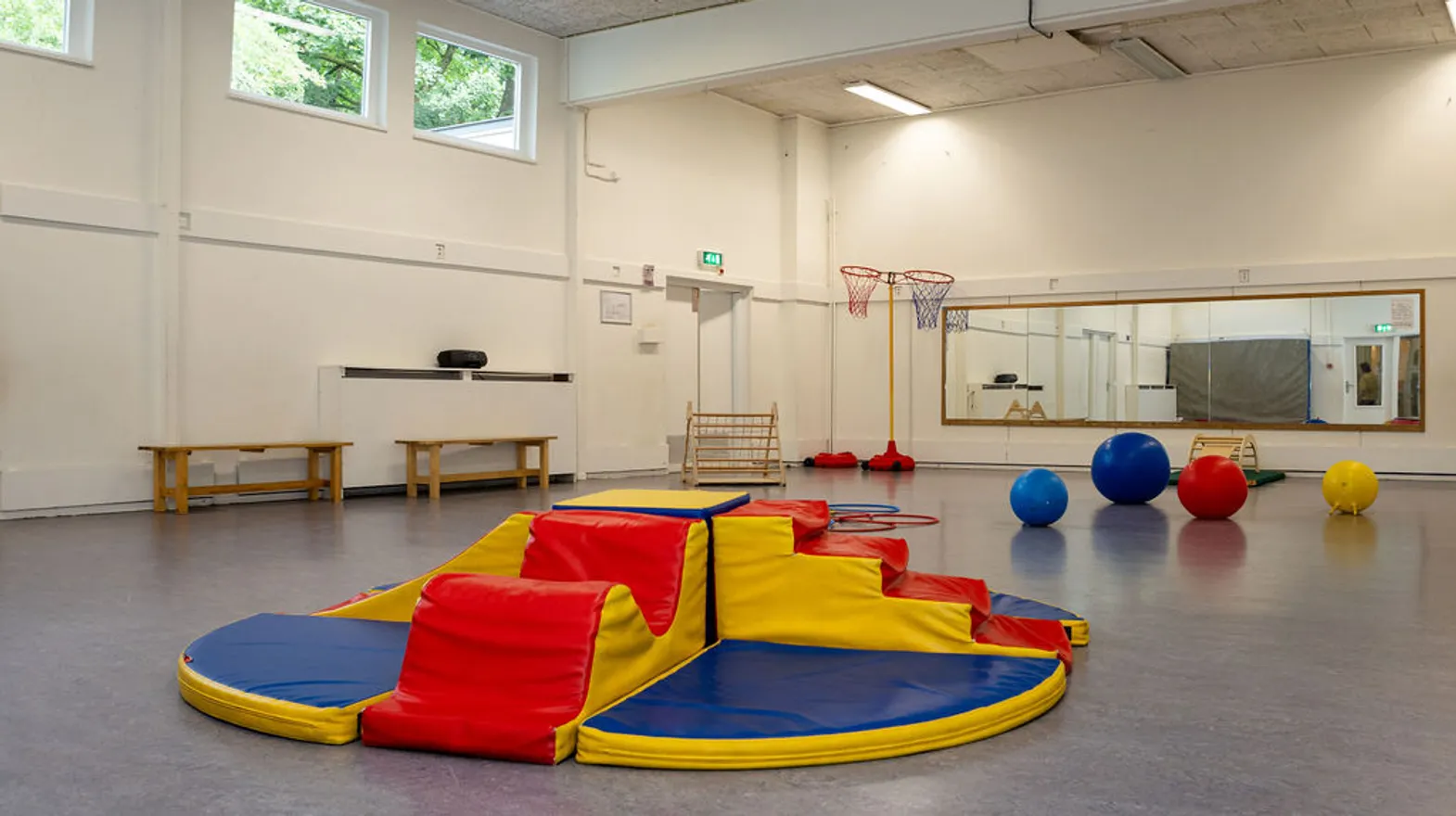 De gymzaal met speelmateriaal bij PO Warmoes, kinderopvang Kind&co Ludens