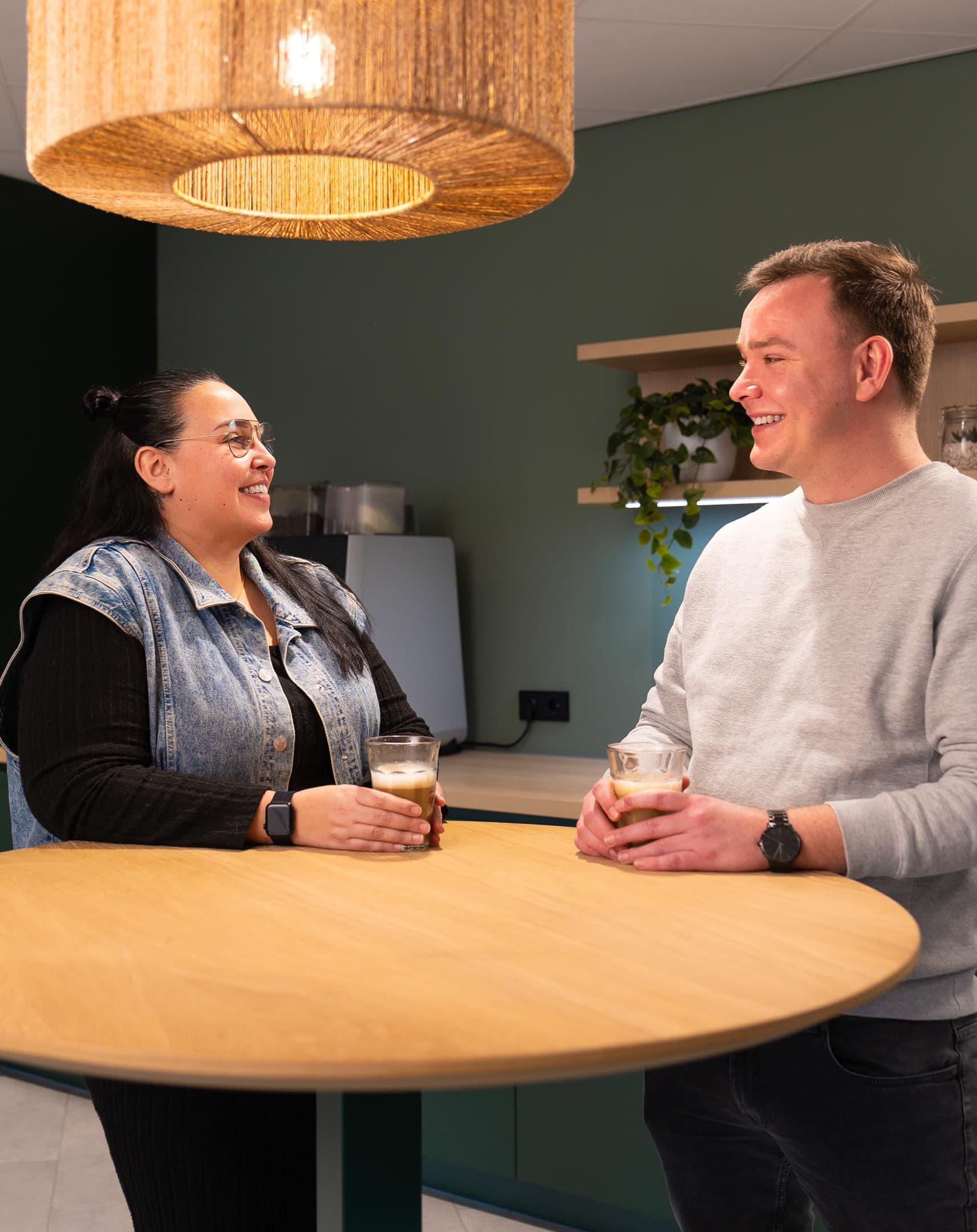 Collega's al pratend op ons servicekantoor