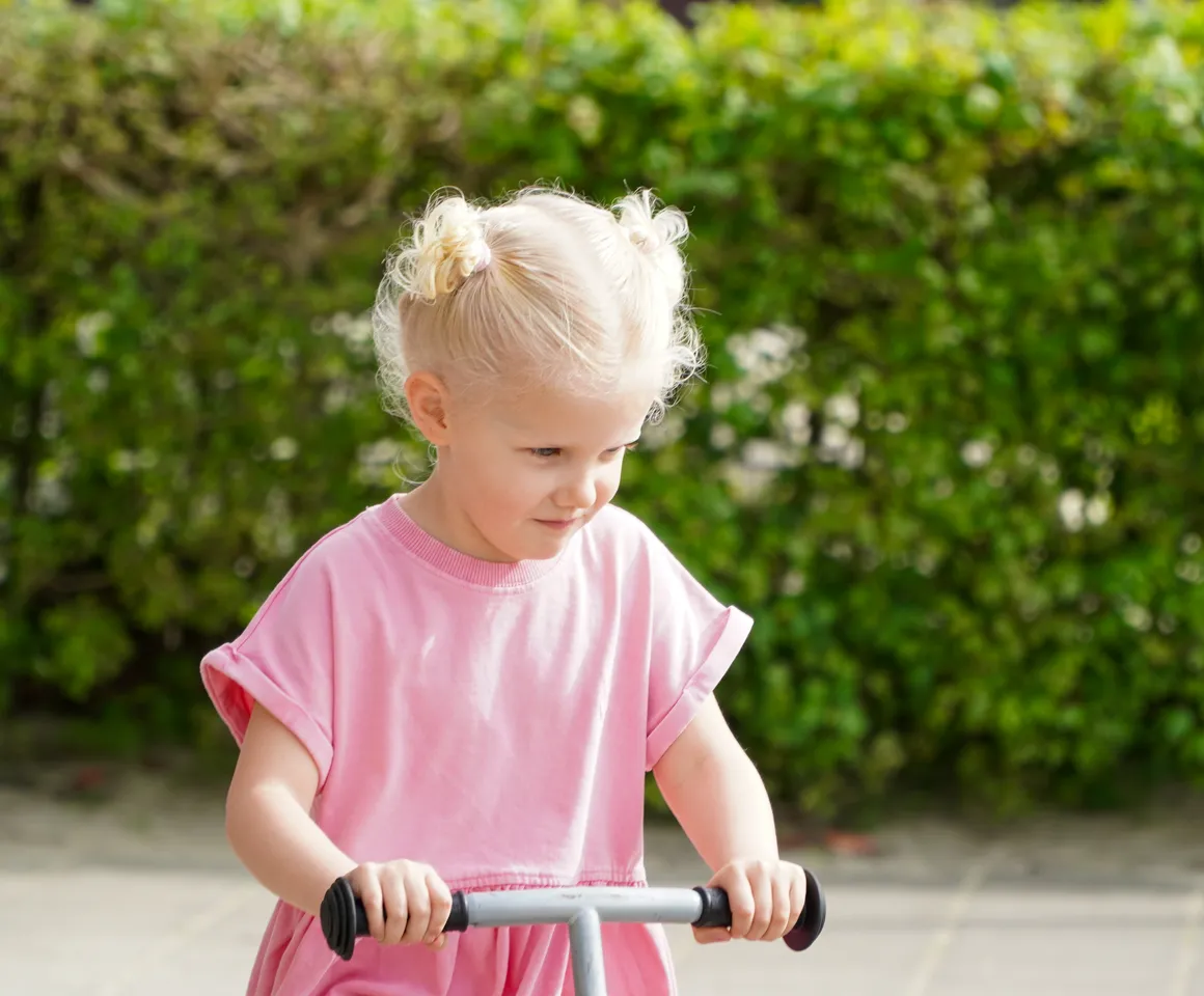 Kind is buiten aan het fietsen bij gastouder van kinderopvang Kind&co ludens.