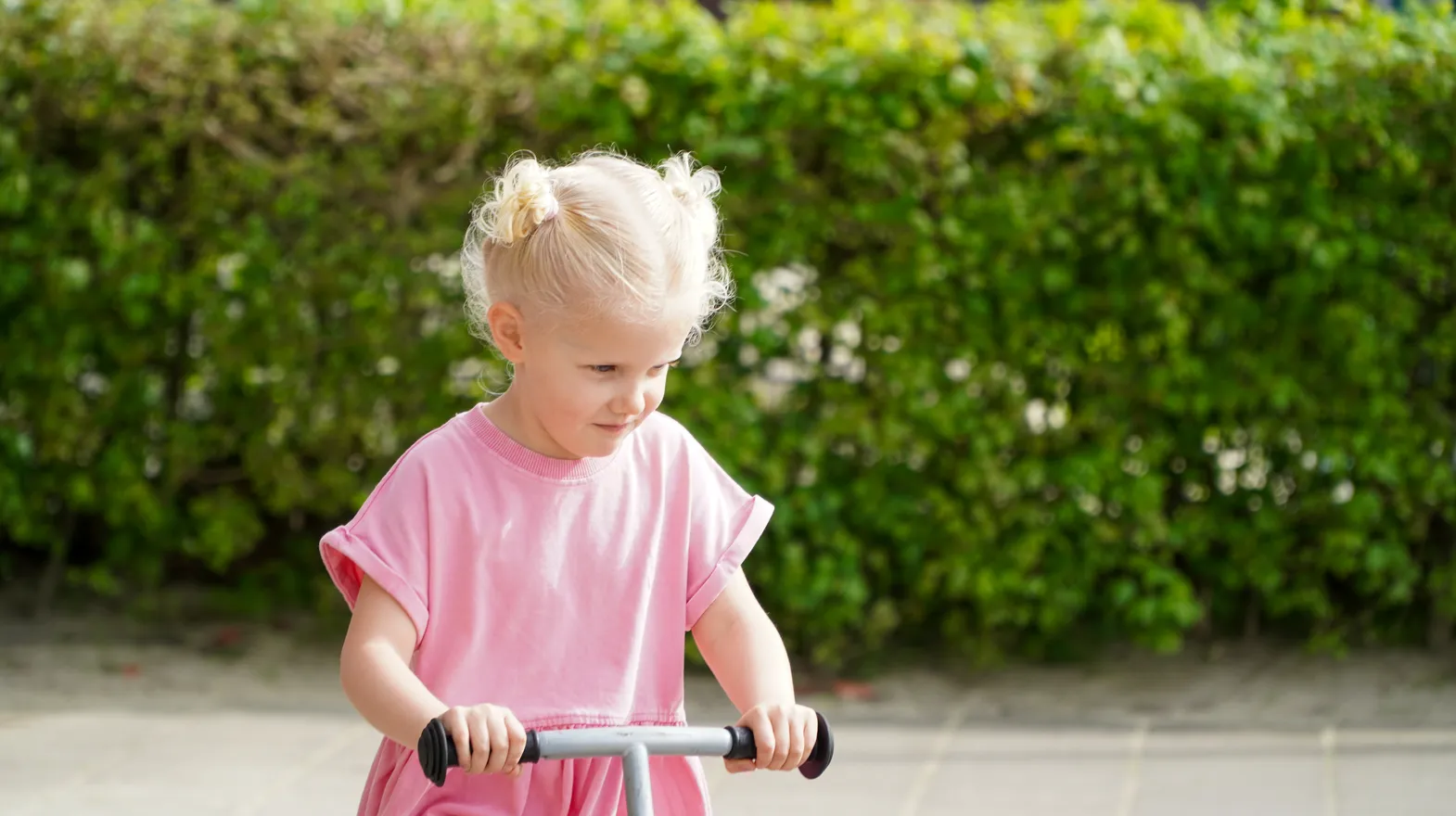 Kind is buiten aan het fietsen bij gastouder van kinderopvang Kind&co ludens.