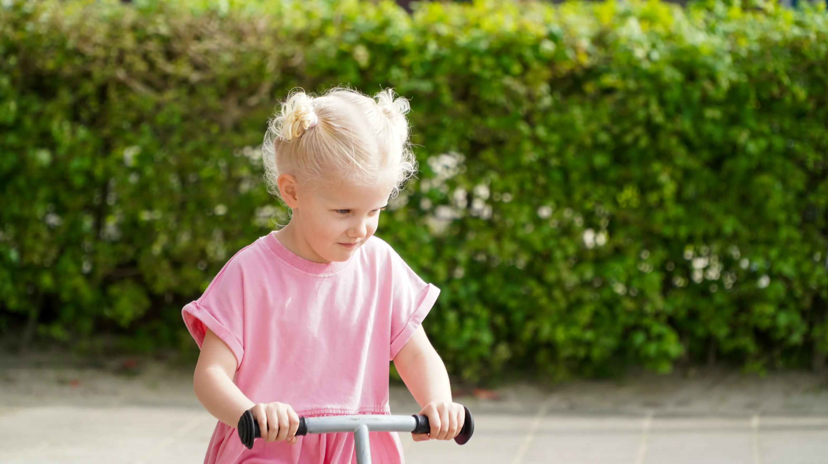 Kind is buiten aan het fietsen bij gastouder van kinderopvang Kind&co ludens.