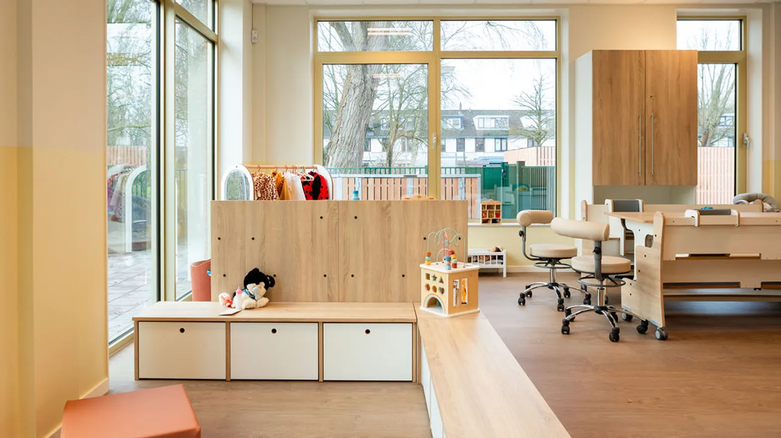 De groepsruimte met diverse speelhoeken bij kinderdagverblijf de Triangel, kinderopvang Kind&co Ludens