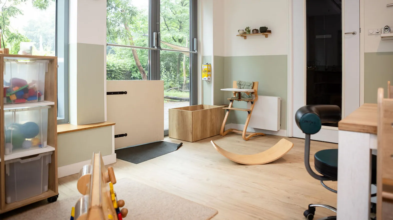 De groepsruimte met verschillende speelhoeken bij kinderdagverblijf Mus en Mees, kinderopvang Kind&co Ludens