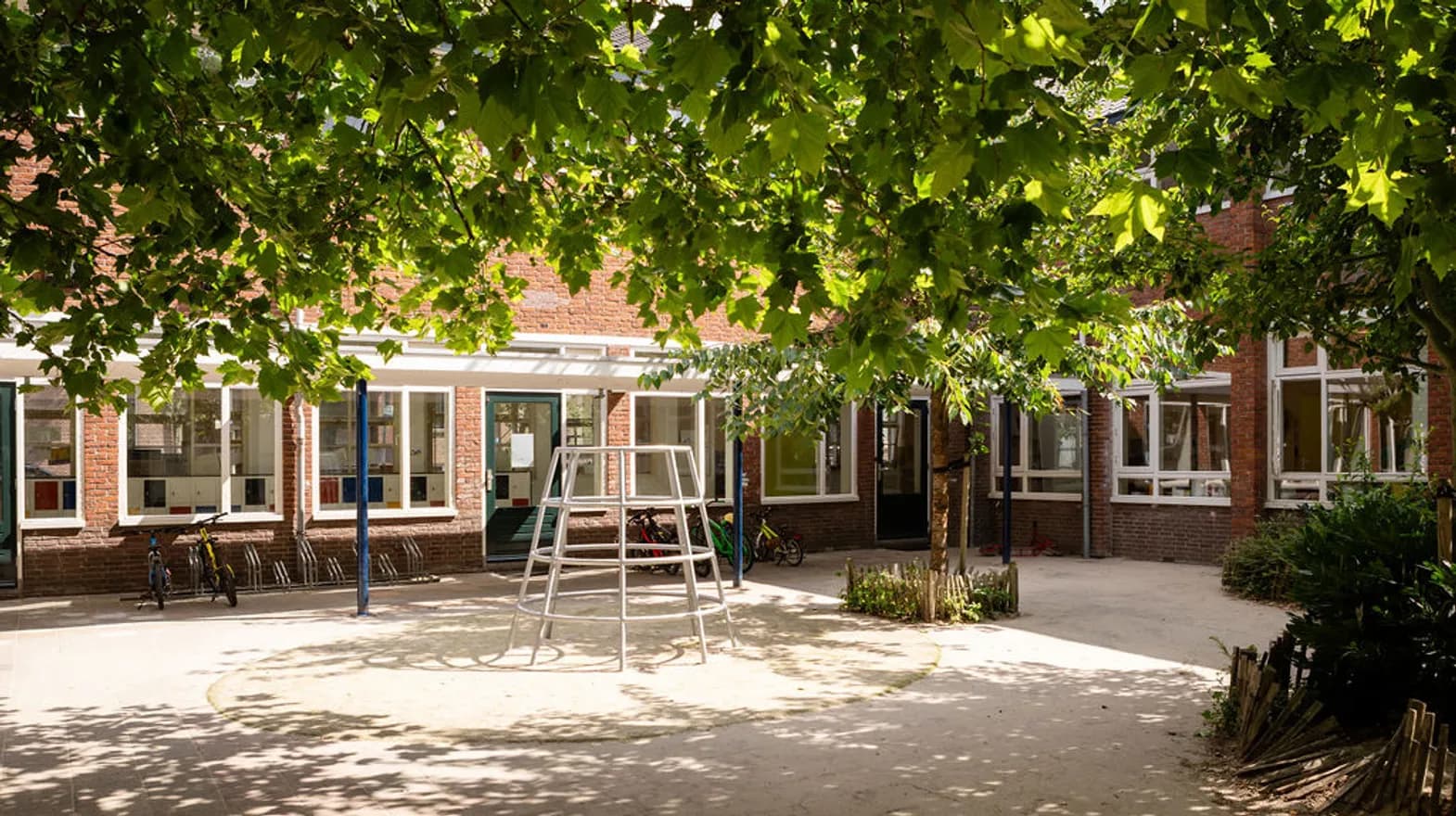 Speelplein buiten van BSO Bellewite Utrecht Kind&co ludens