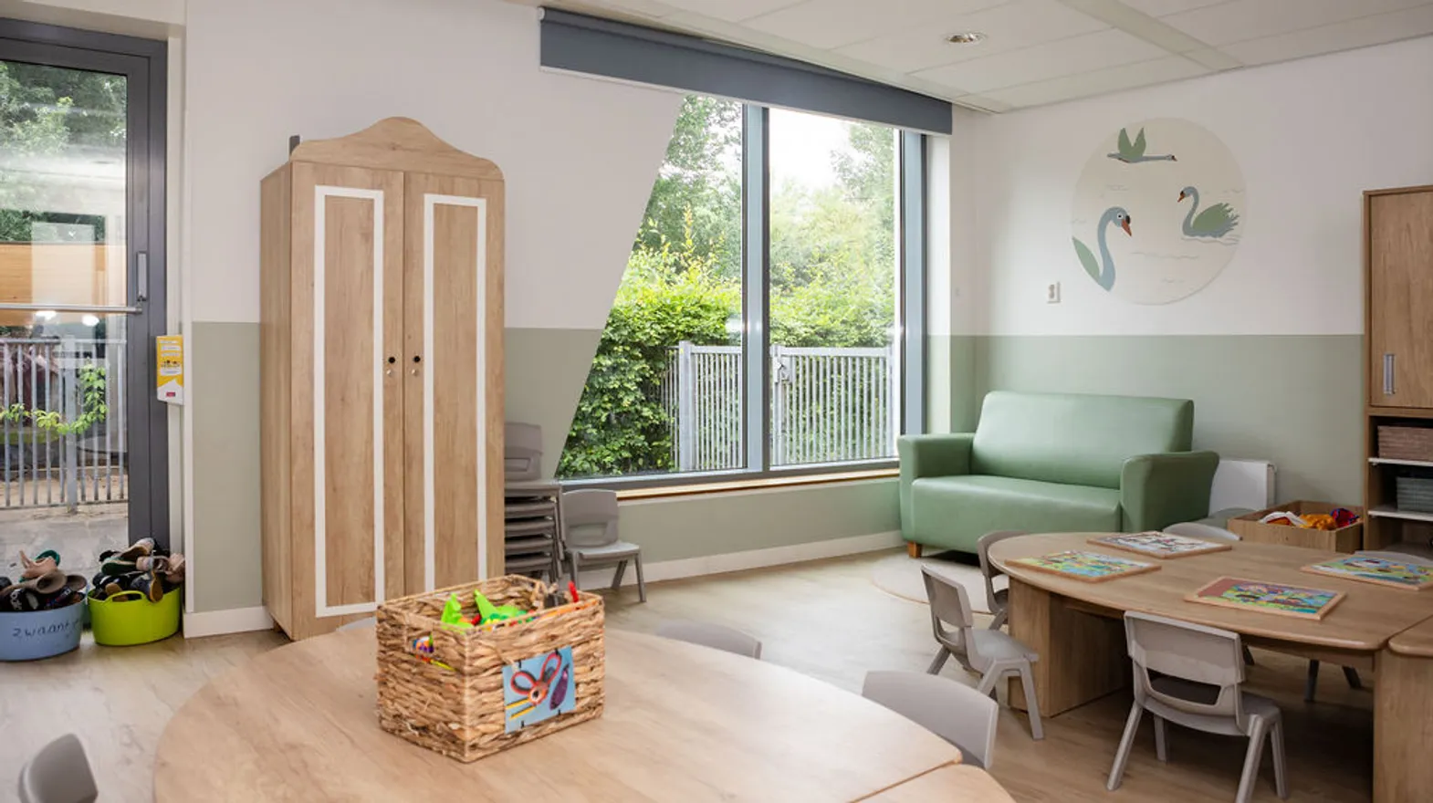 De groepsruimte met verschillende speelhoeken bij kinderdagverblijf Mus en Mees, kinderopvang Kind&co Ludens