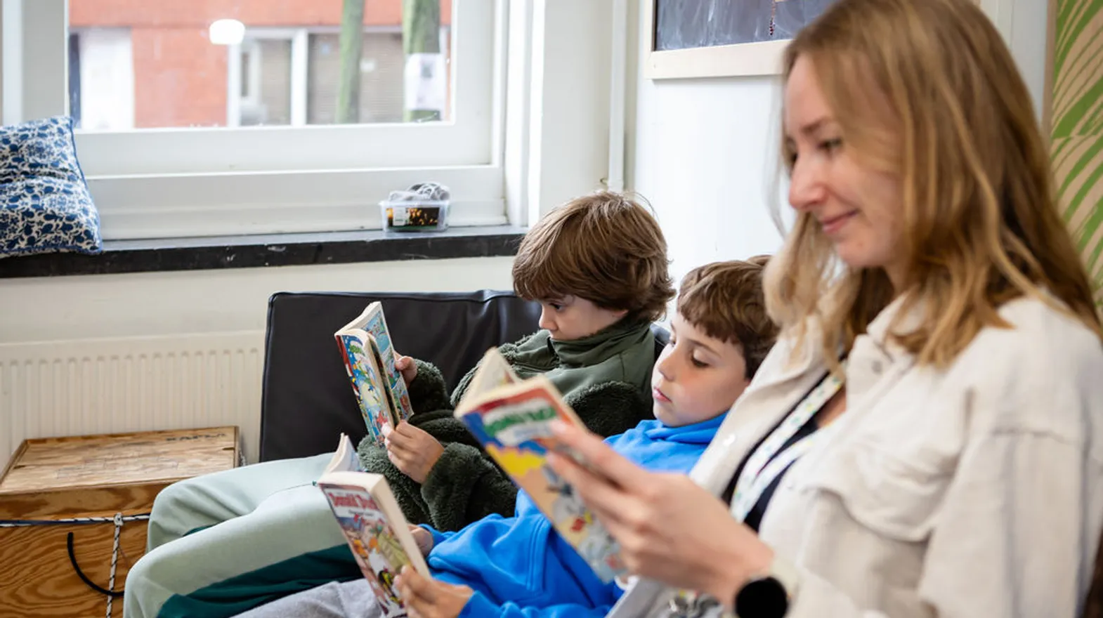 Kinderen lezen een strip bij buitenschoolse opvang Dwars, kinderopvang Kind&co ludens